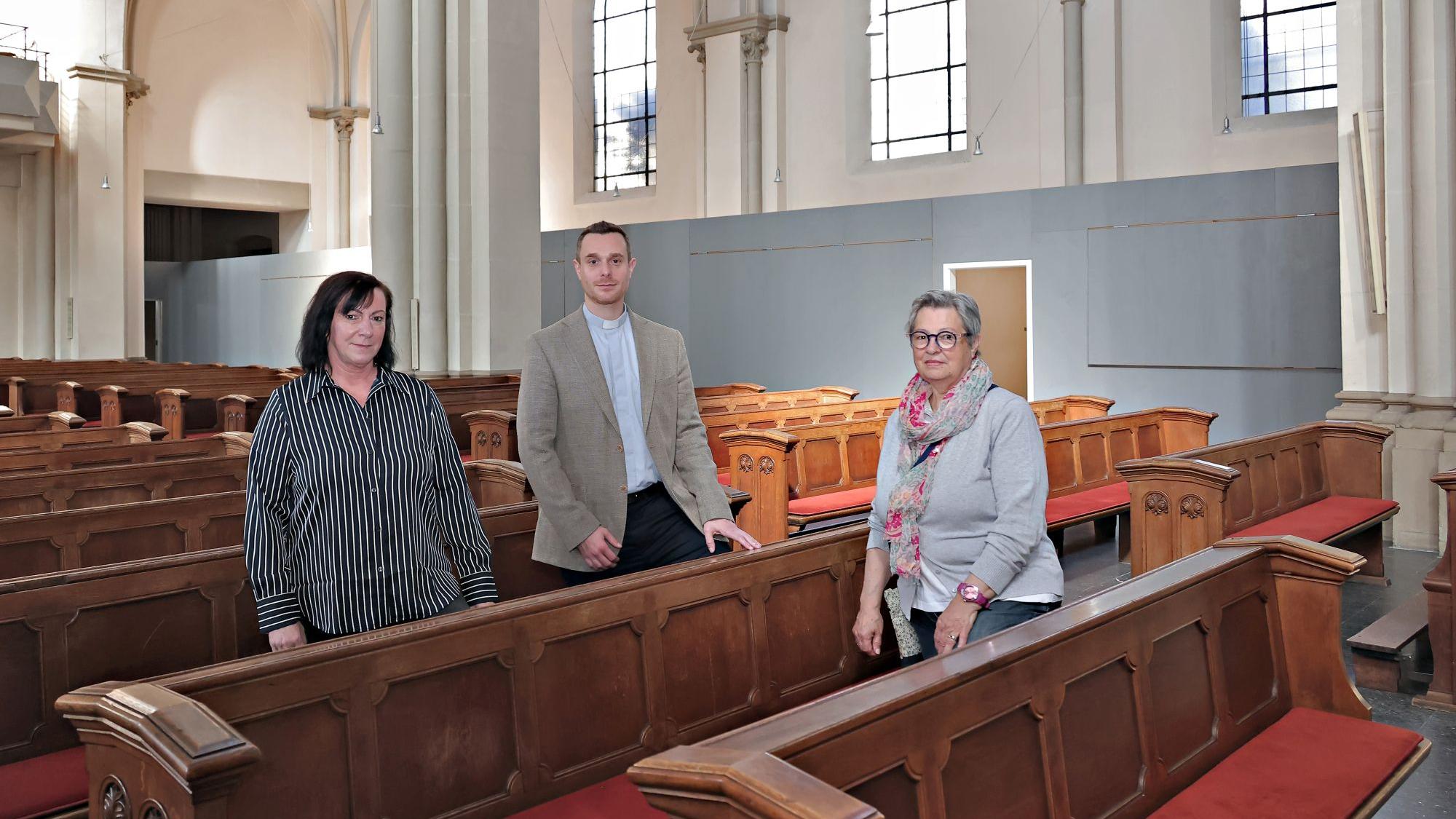 Stellen die Pläne für St. Josef vor: Pfarrer David Grüntjens, Natalie Wappelt (l.) und  Ellen Niemüller. (c) Dirk Jochmann