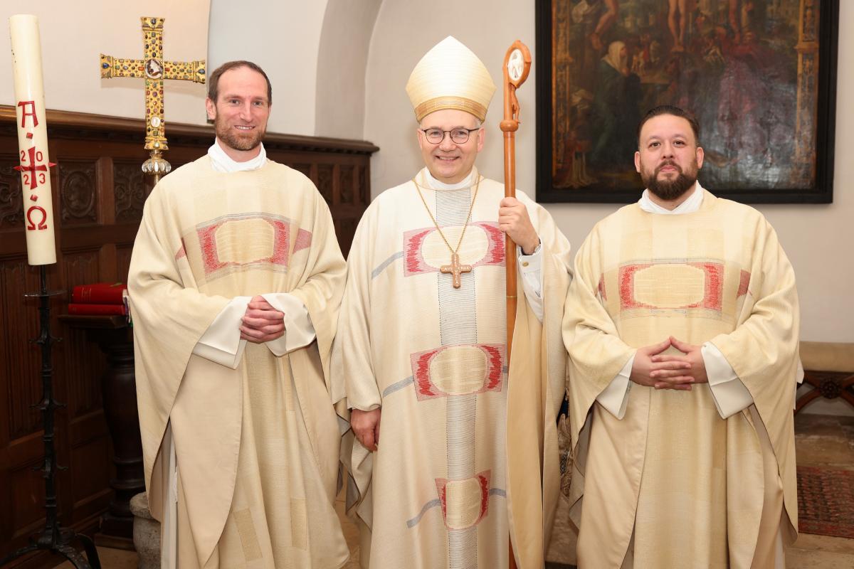 Marco Lennartz  (l.) und Andreas Hahne mit Bischof Helmut Dieser bei ihrer Priesterweihe im Aachener Dom. (c) BIstum Aachen/Andreas Steindl
