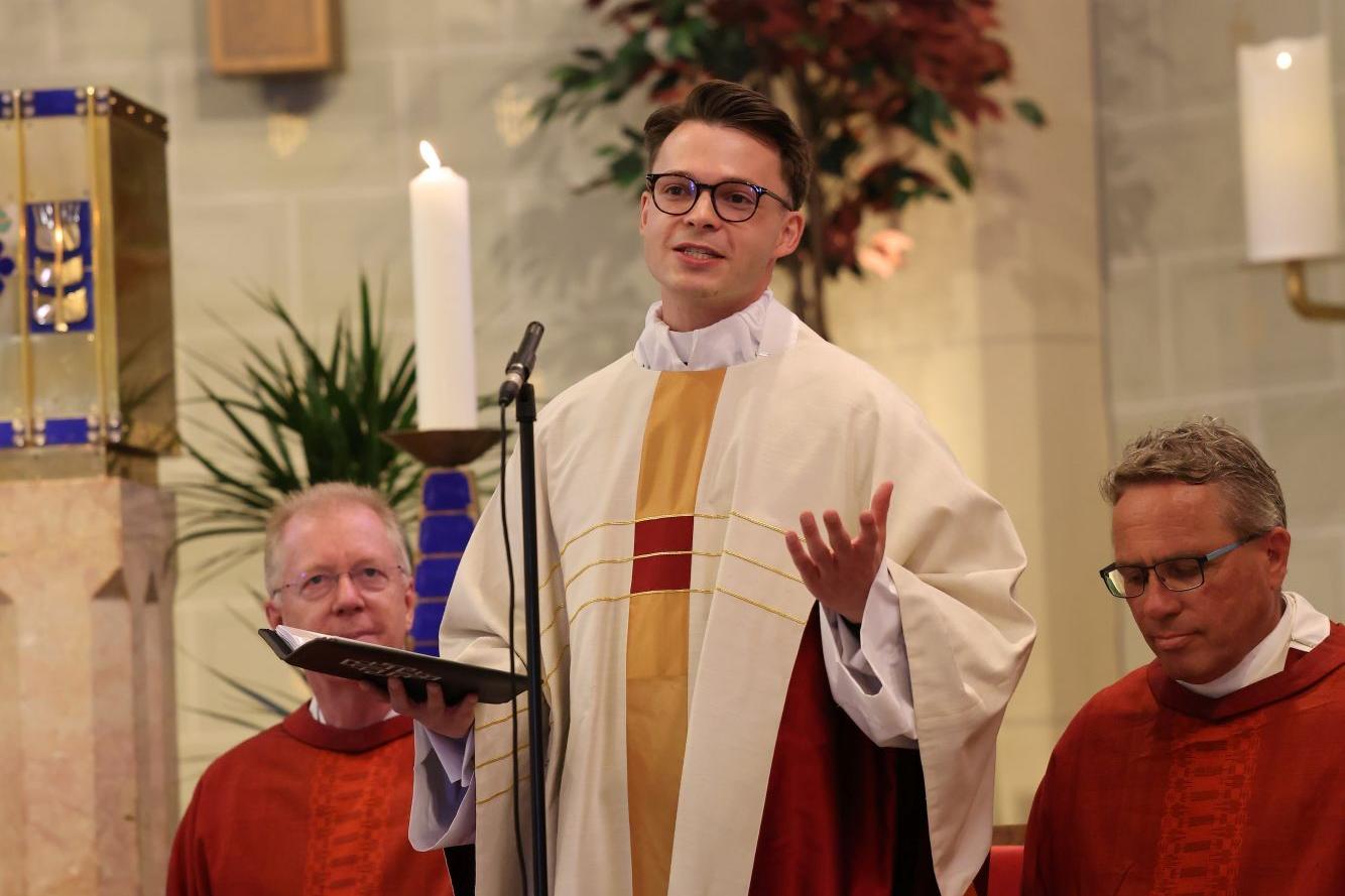 Der erste Gottesdienst als Neupriester: Dr. Andy Theuer feierte Ende Juni seine Heimat-Primiz in St. Josef Vossenack.