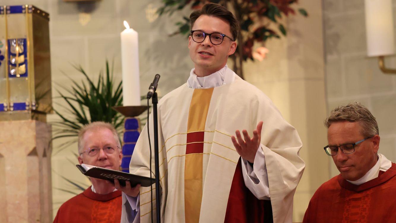 Der erste Gottesdienst als Neupriester: Dr. Andy Theuer feierte Ende Juni seine Heimat-Primiz in St. Josef Vossenack. (c) Stephan Johnen