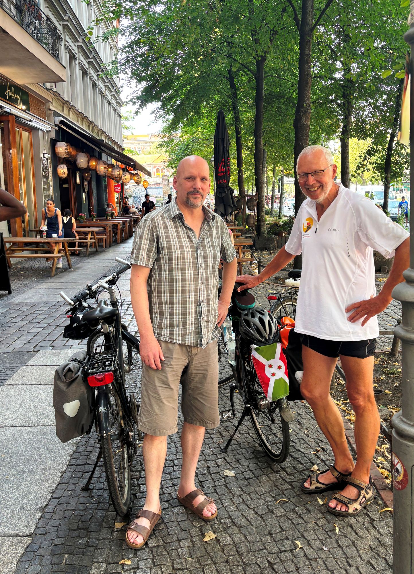 Zwischendurch kommt Friedhelm Leven auf seinen Etappen auch mit Menschen ins Gespräch. Immer sichtbar: die Flagge Burundis und die Vereinslogos am T-Shirt. (c) Friedhelm Leven