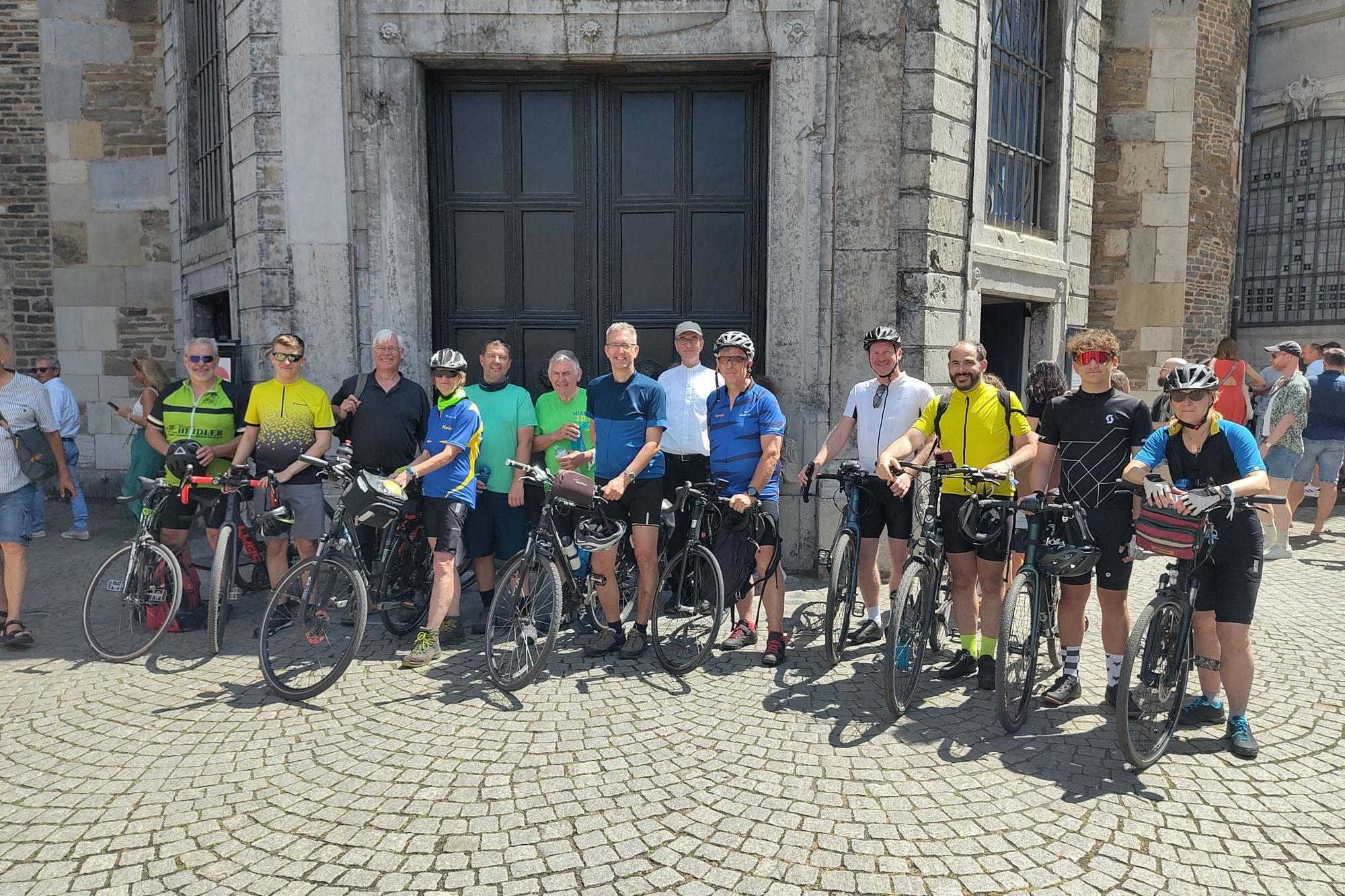 Vor dem Start der Wallfahrt nach Rom machten die Dülkener Radpilger Station in Aachen und feierten mit Weihbischof Karl Borsch eine kurze Andacht mit Reisesegen.