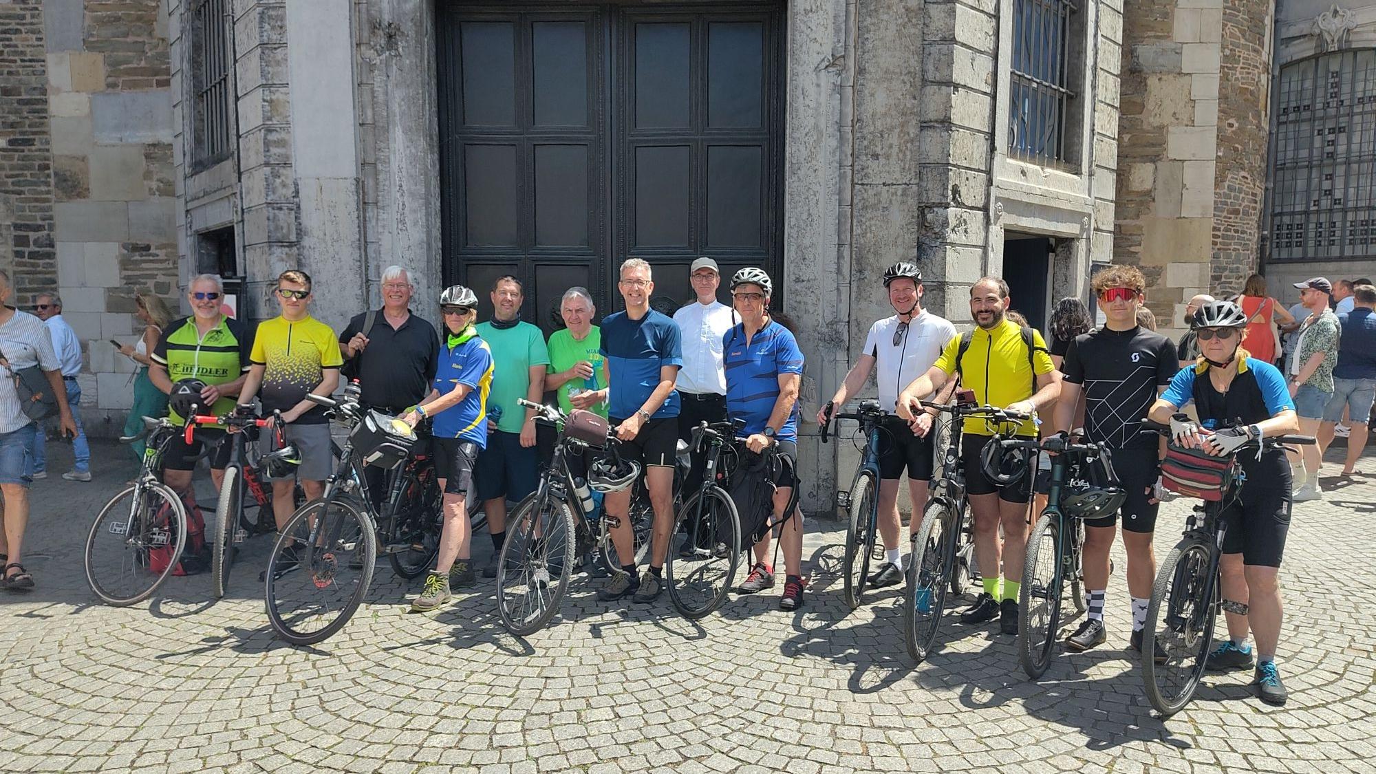 Vor dem Start der Wallfahrt nach Rom machten die Dülkener Radpilger Station in Aachen und feierten mit Weihbischof Karl Borsch eine kurze Andacht mit Reisesegen. (c) Kathrin Albrecht