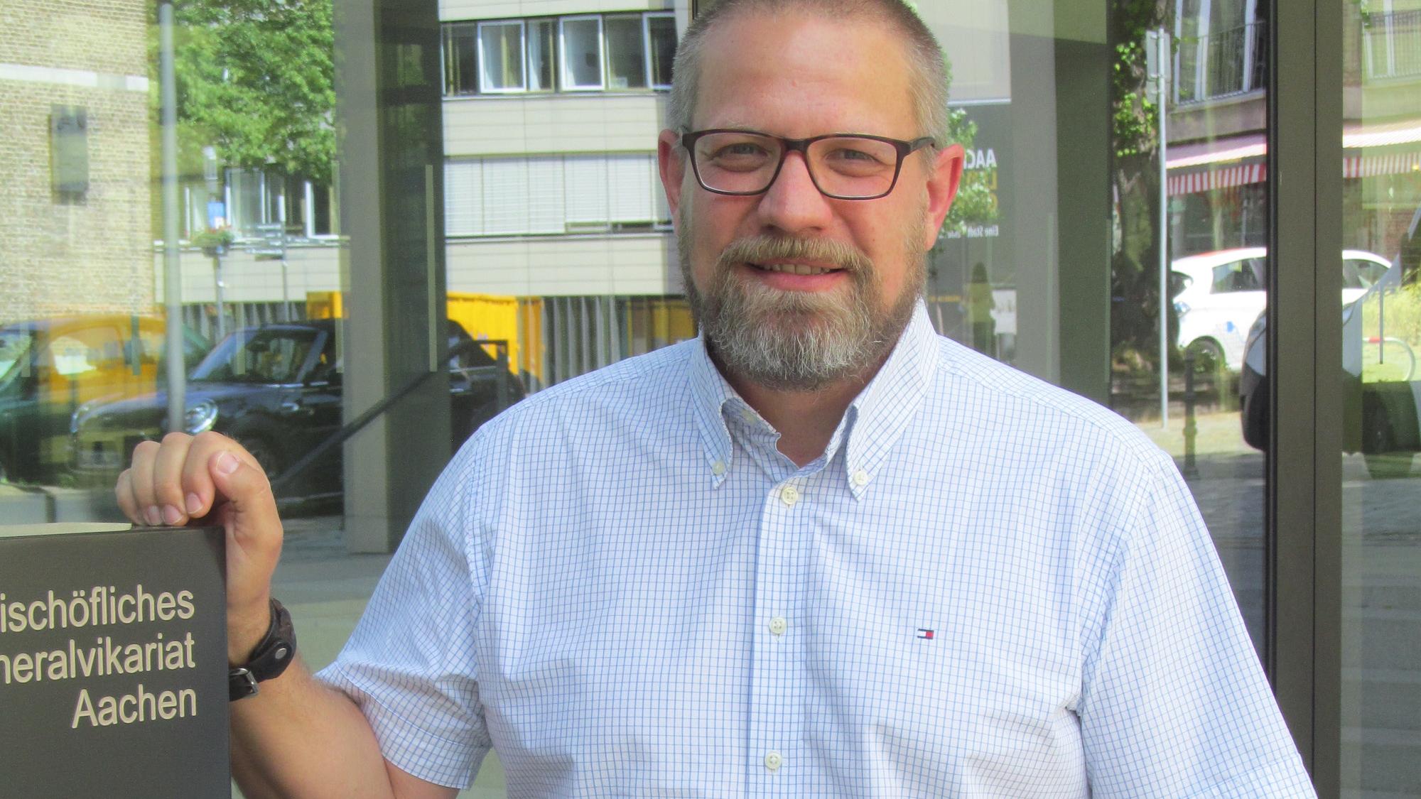 Gelassen und andererseits entschlossen, sich neuen Herausforderungen zu stellen: Ralf Arnolds, neuer Referent für kirchliche Jugendarbeit der Regionen Düren und Eifel. (c) Gerd Felder