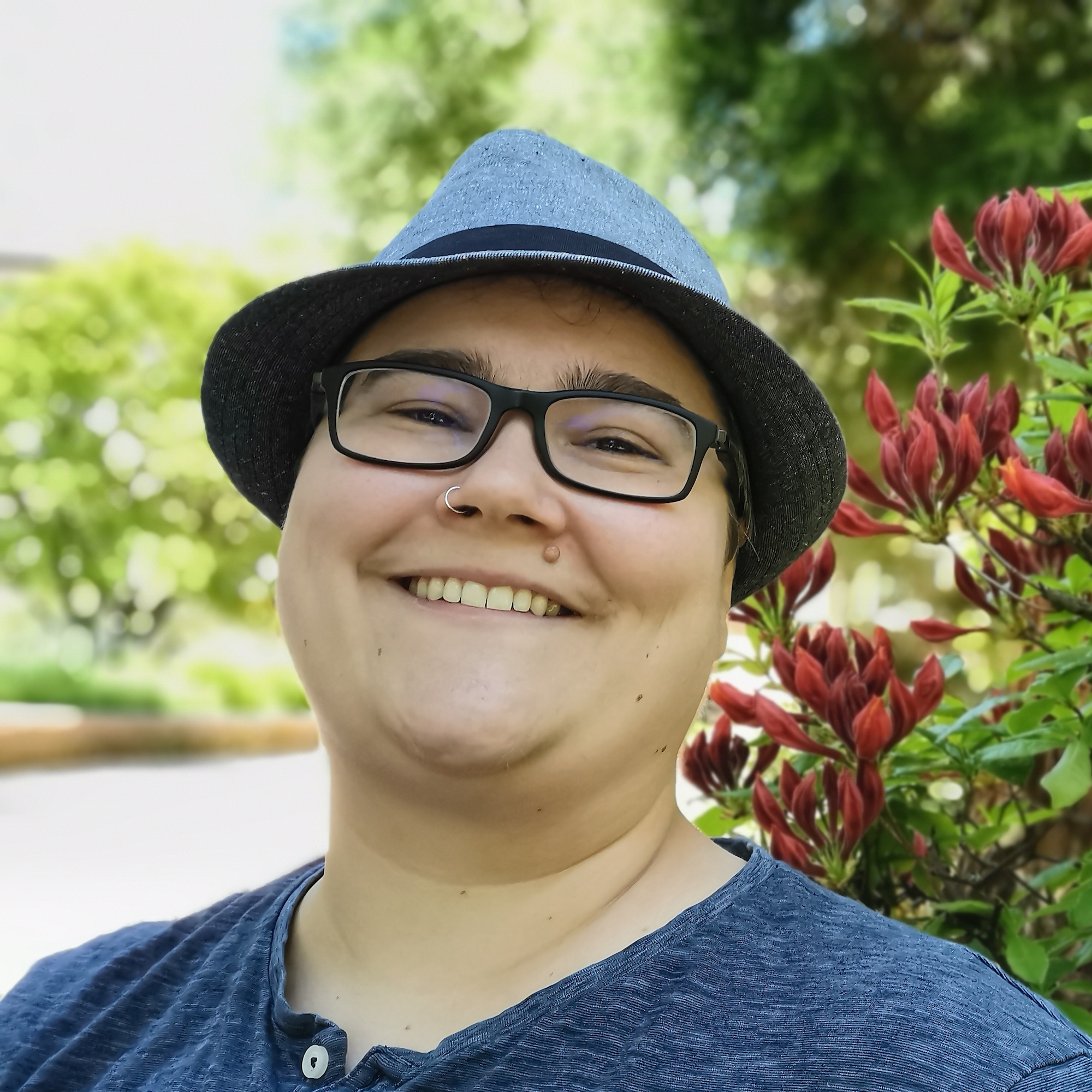 Raphaela Soden ist non-binär und engagiert sich unter anderem im Vorstand von #OutinChuch dafür, dass trans Menschen sichtbarer werden. (c) privat