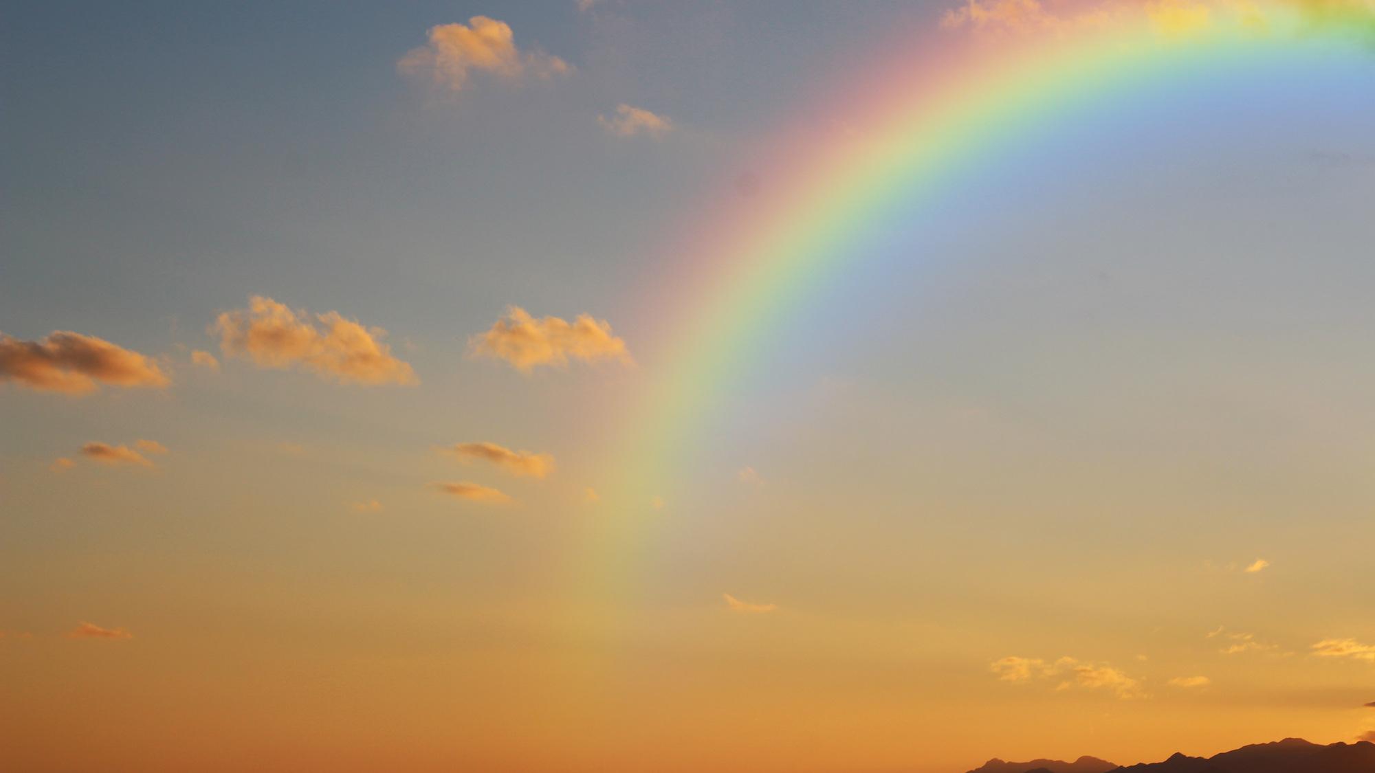 Der Regenbogen steht in der Bibel für den Bund Gottes mit Noach und seinen Nachkommen. (c) www.pixabay.com