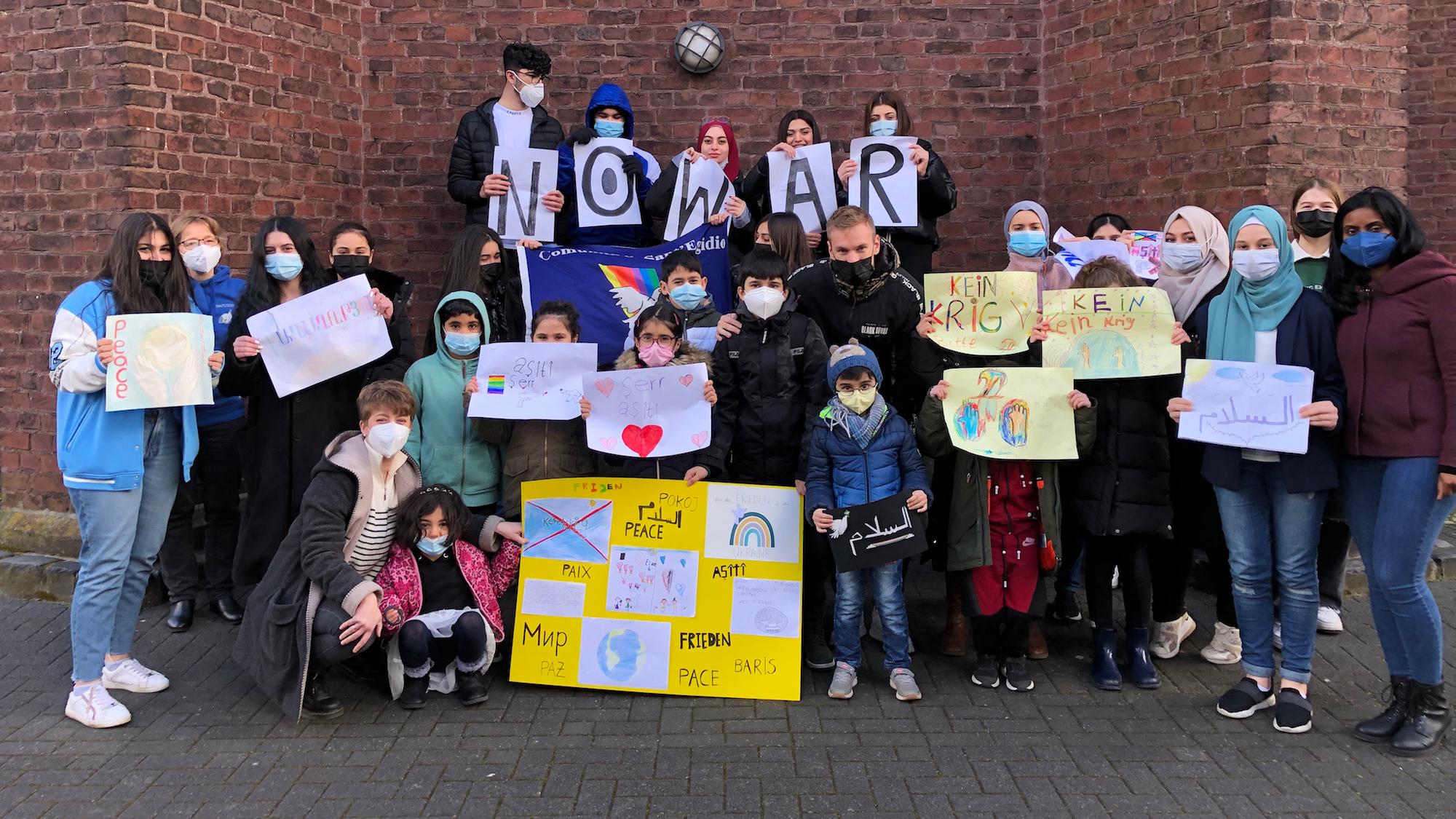 Die Kinder und Jugendlichen der Regenbogenschule von Sant’ Egidio setzen sich für den Frieden ein. (c) Garnet Manecke