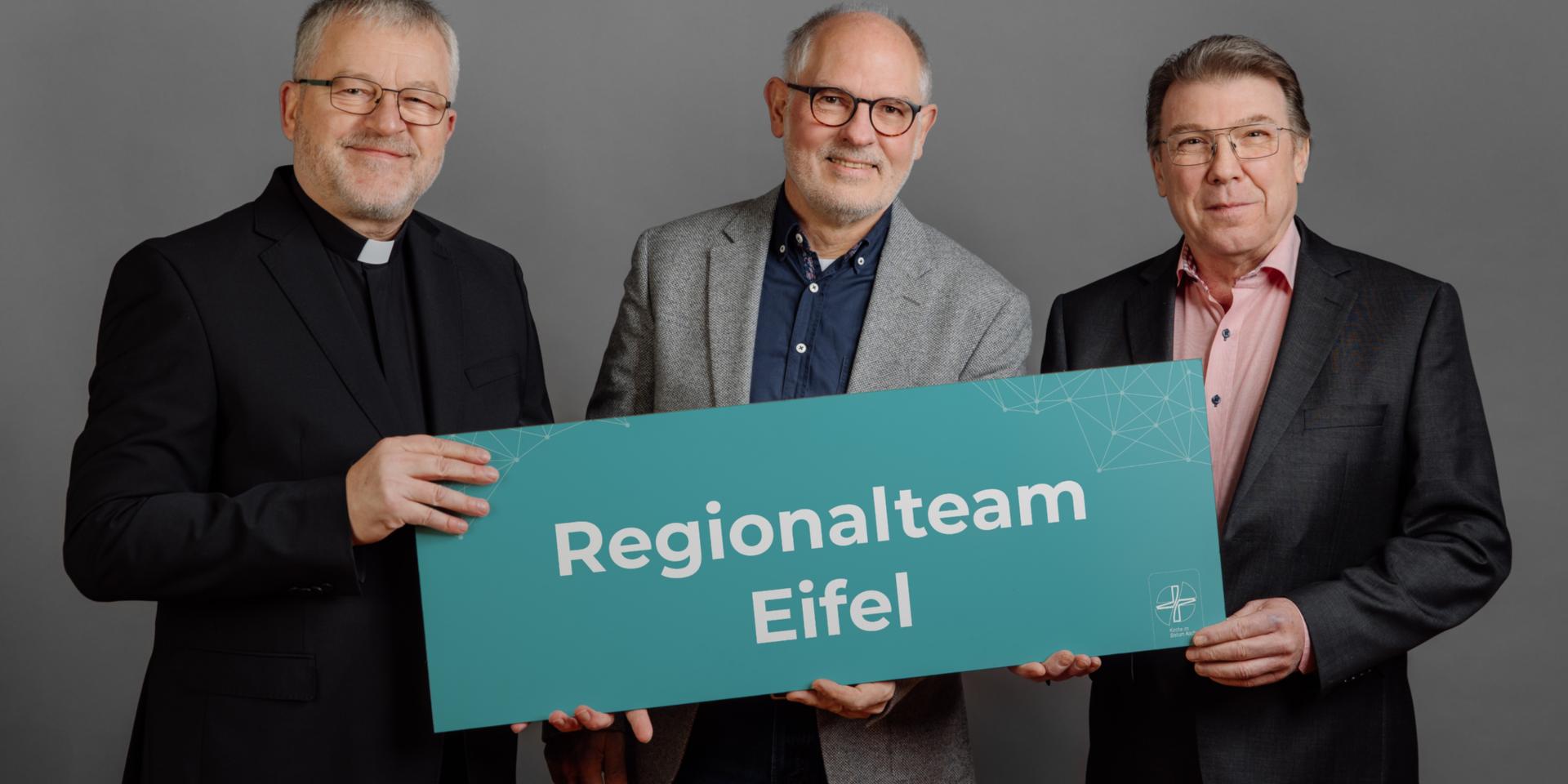 Mit Regionalvikar Pater Wieslaw Kaczor SDS (links) und Erich Dedrichs (rechts) bildete Georg Nilles das Regionalteam Eifel. (c) Bistum Aachen/Andreas Steindl