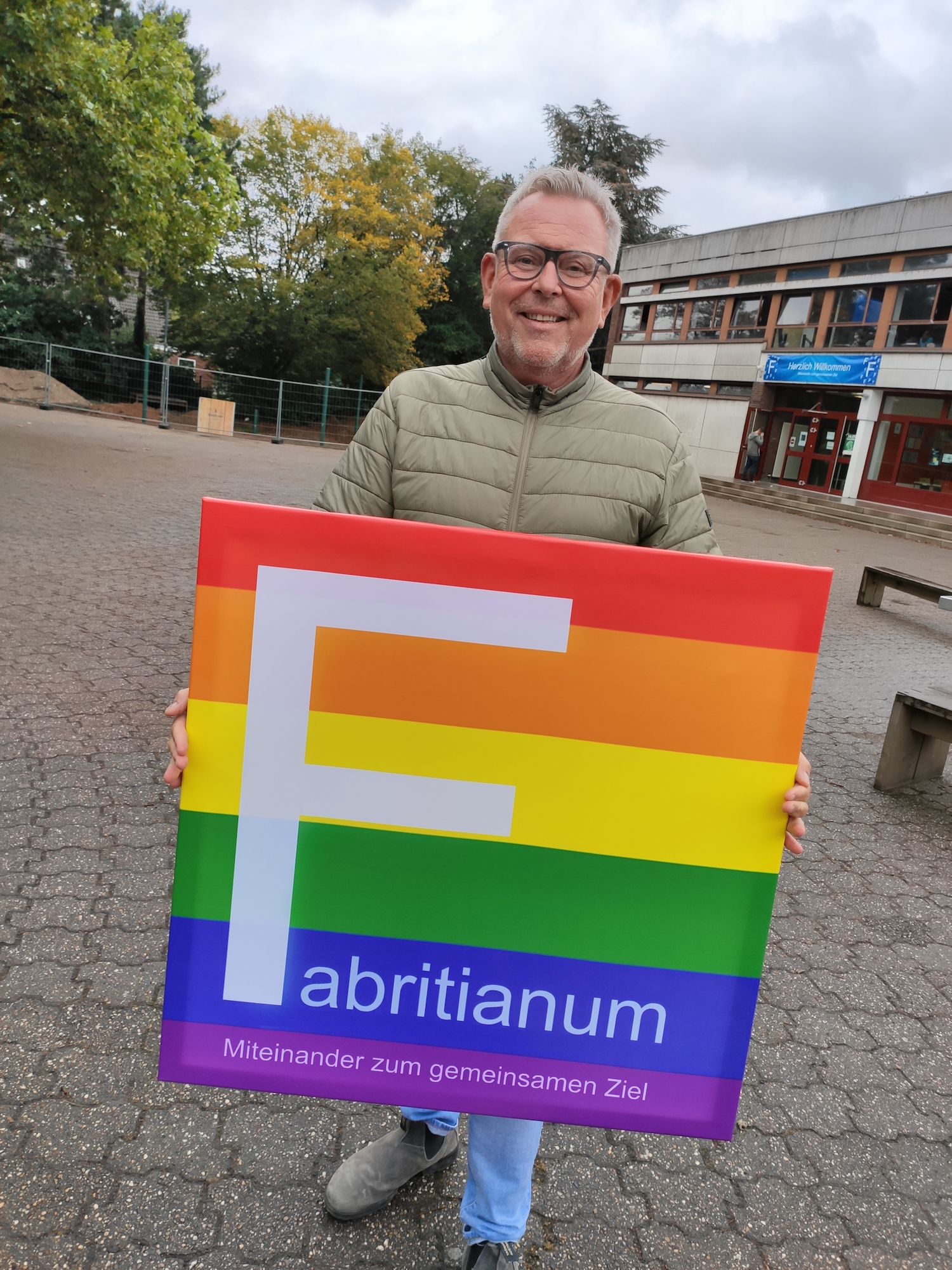Religionslehrer Thomas Tillmann setzt sich gemeinsam mit seinem Kollegium für Vielfalt am Gymasium Fabritianum in Krefeld ein. (c) Ann-Katrin Roscheck