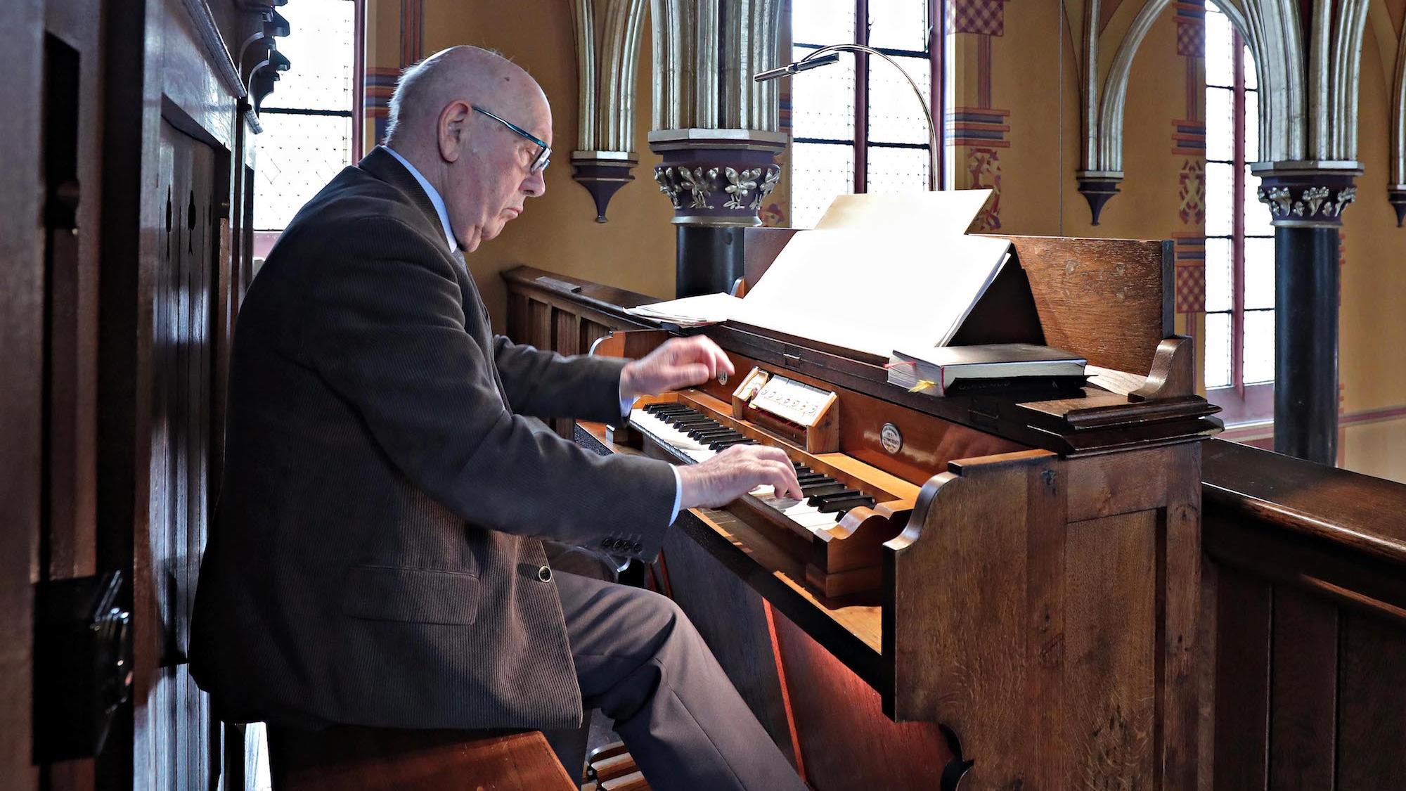 Josef Schwalbach führte vor, wie wunderbar die kleine Orgel der Kapelle des Krefelder Altenheims St. Josef ertönt. (c) Dirk Jochmann