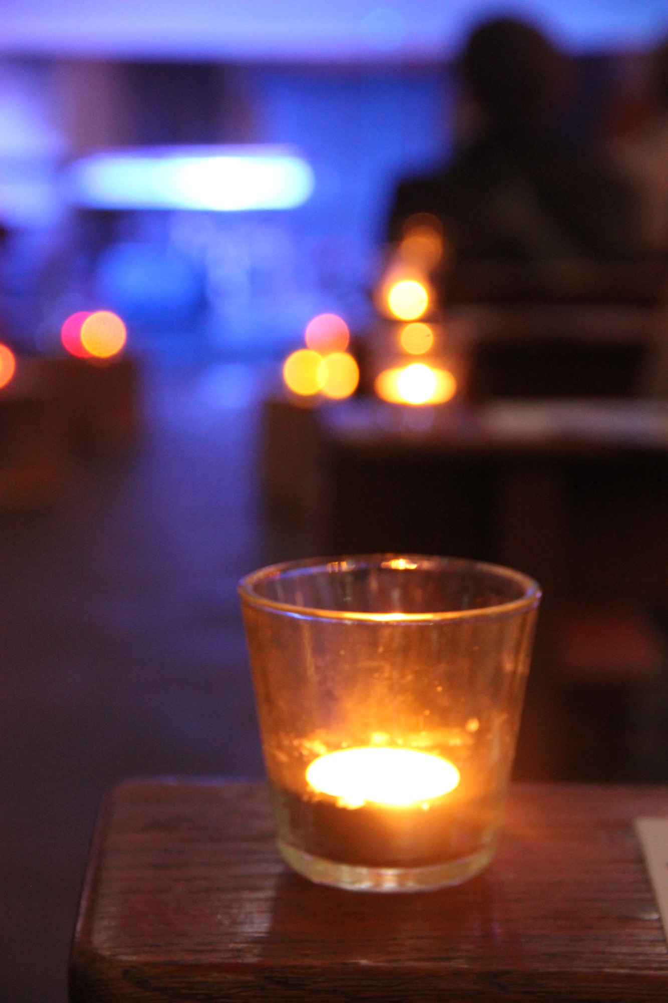 Gottesdienst bei Kerzenlicht: Roratemessen stimmen in besonderer Weise auf das Christfest ein. (c) Andrea Thomas