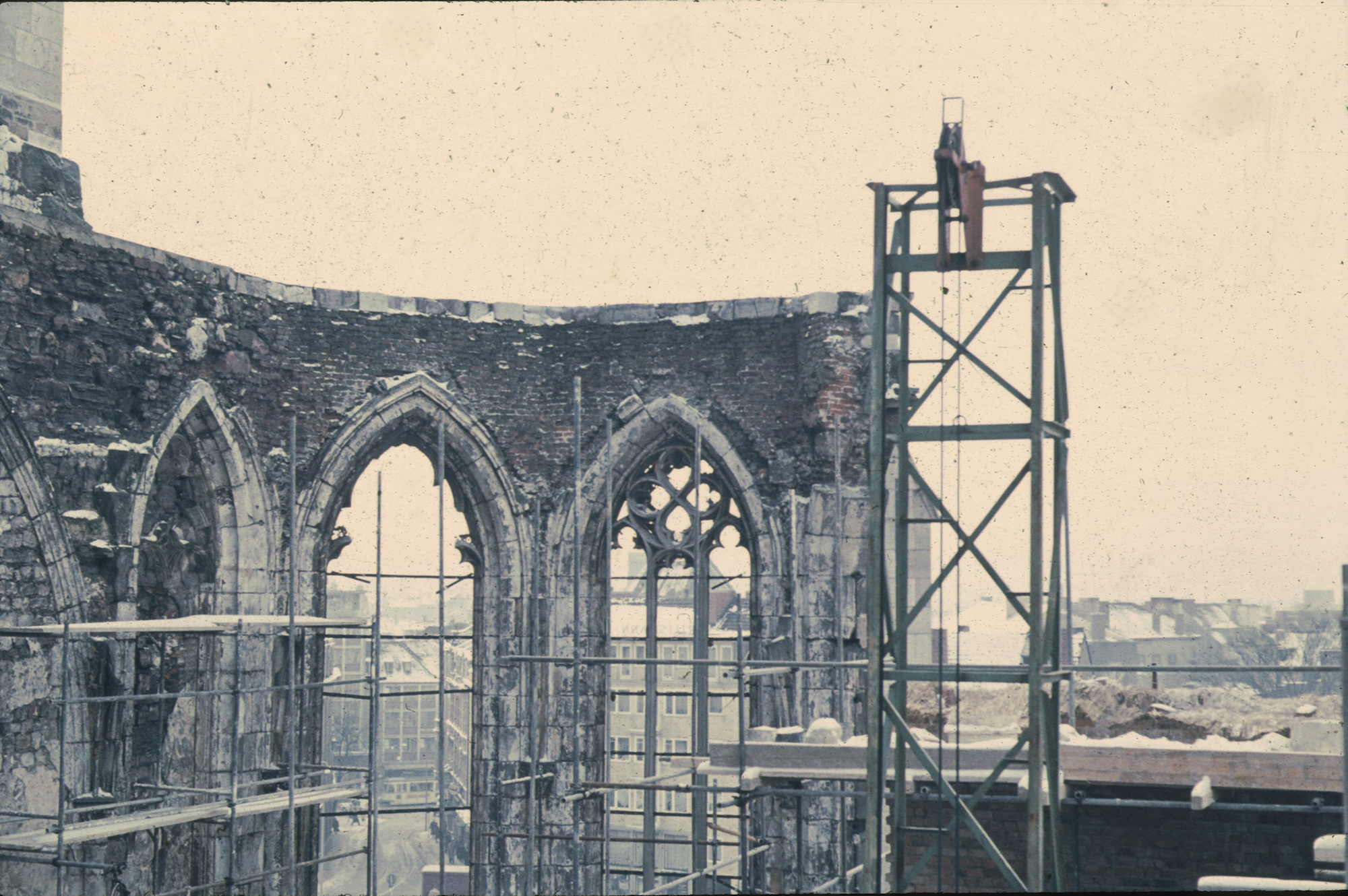 Ruine von St. Foillan (ca. 1958) beim Beginn des Wiederaufbaus nach Plänen von Hugot. (c) Leo Hugot