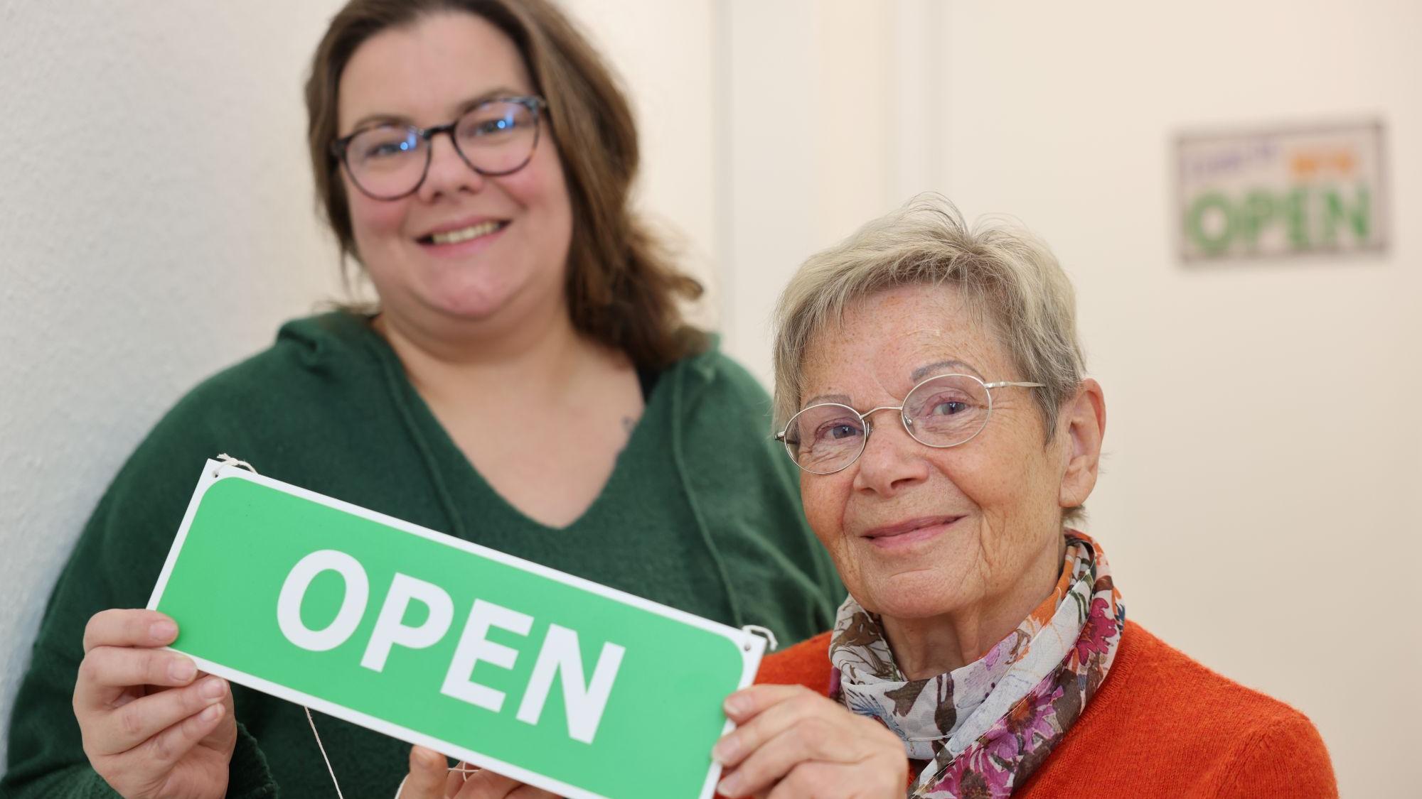Pia-Maria Leifeld (links), leitende Sozialpädagogin, und Vorstandsfrau Ursula Müller freuen sich über Unterstützung bei der täglichen Arbeit. (c) Stephan Johnen