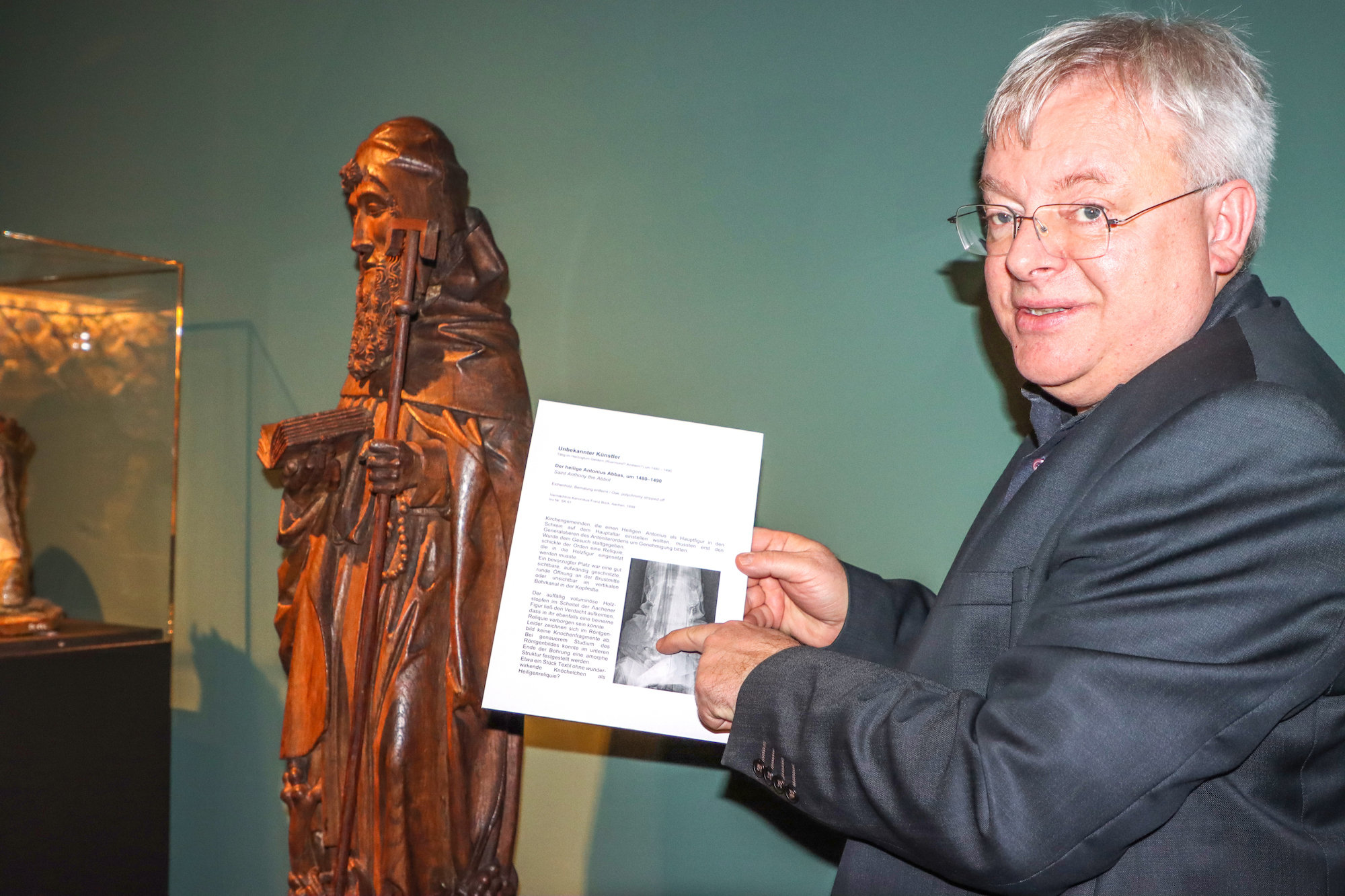 Sammlungsleiter Michael Rief gibt einen Einblick ins Innere der Statue. (c) Dorothée Schenk