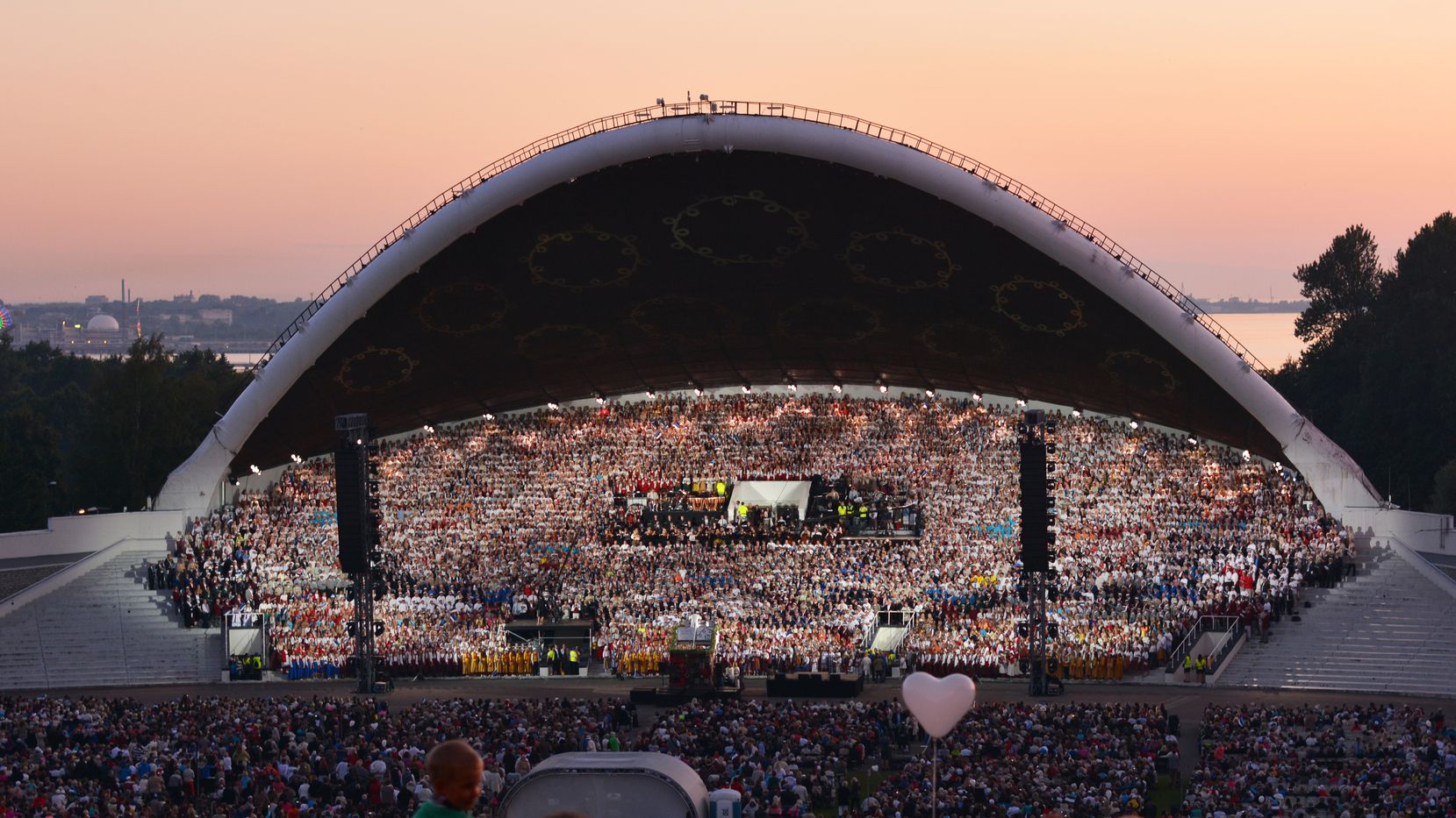 Unter der muschelförmigen Kuppel der Bühne versammeln sich 28000 Sängerinnen und Sänger. (c) A. Palu/wikimedia commons