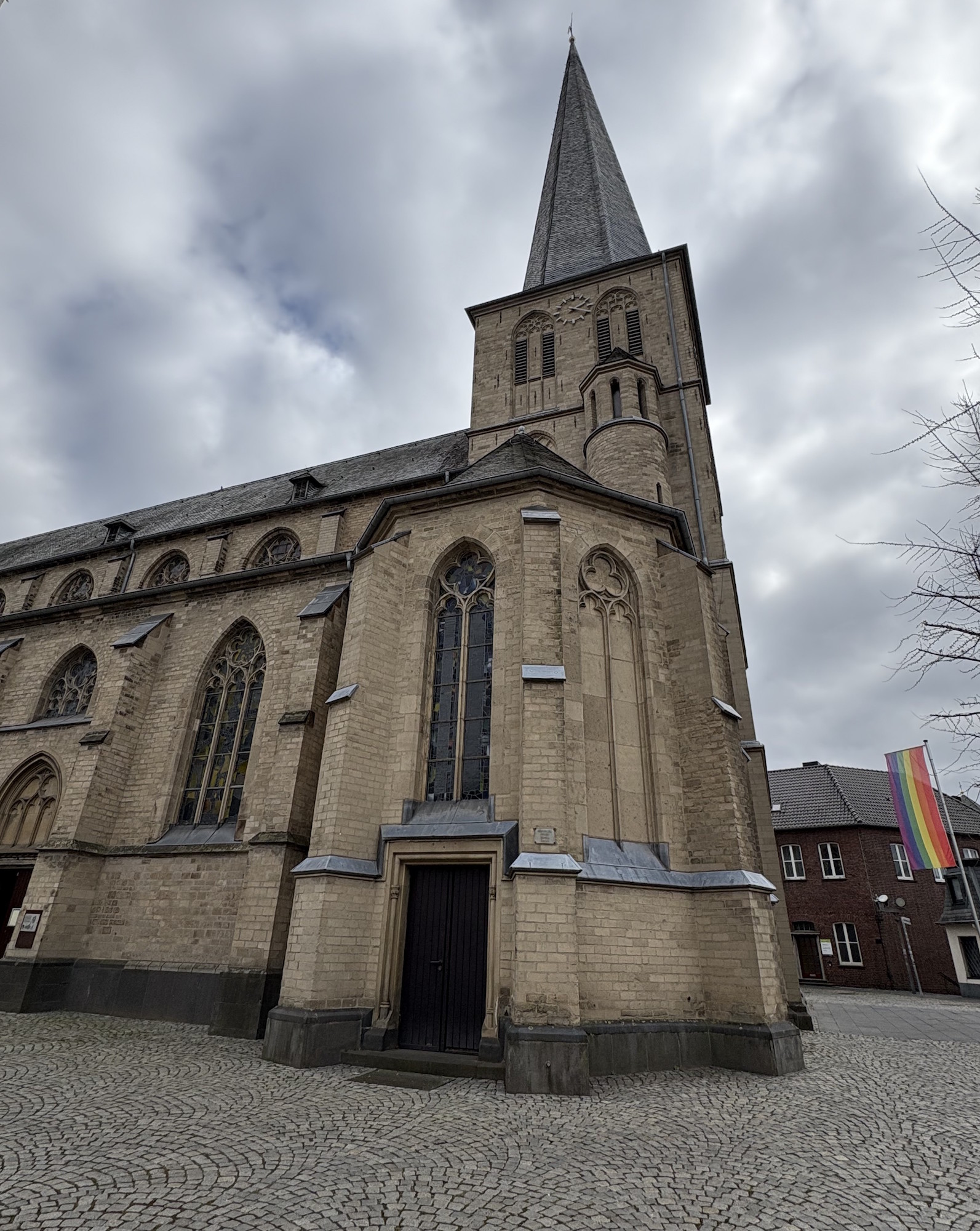 Die historische Tür bleibt bestehen, dahinter wird eine Glastür als Windfang installiert. (c) Garnet Manecke