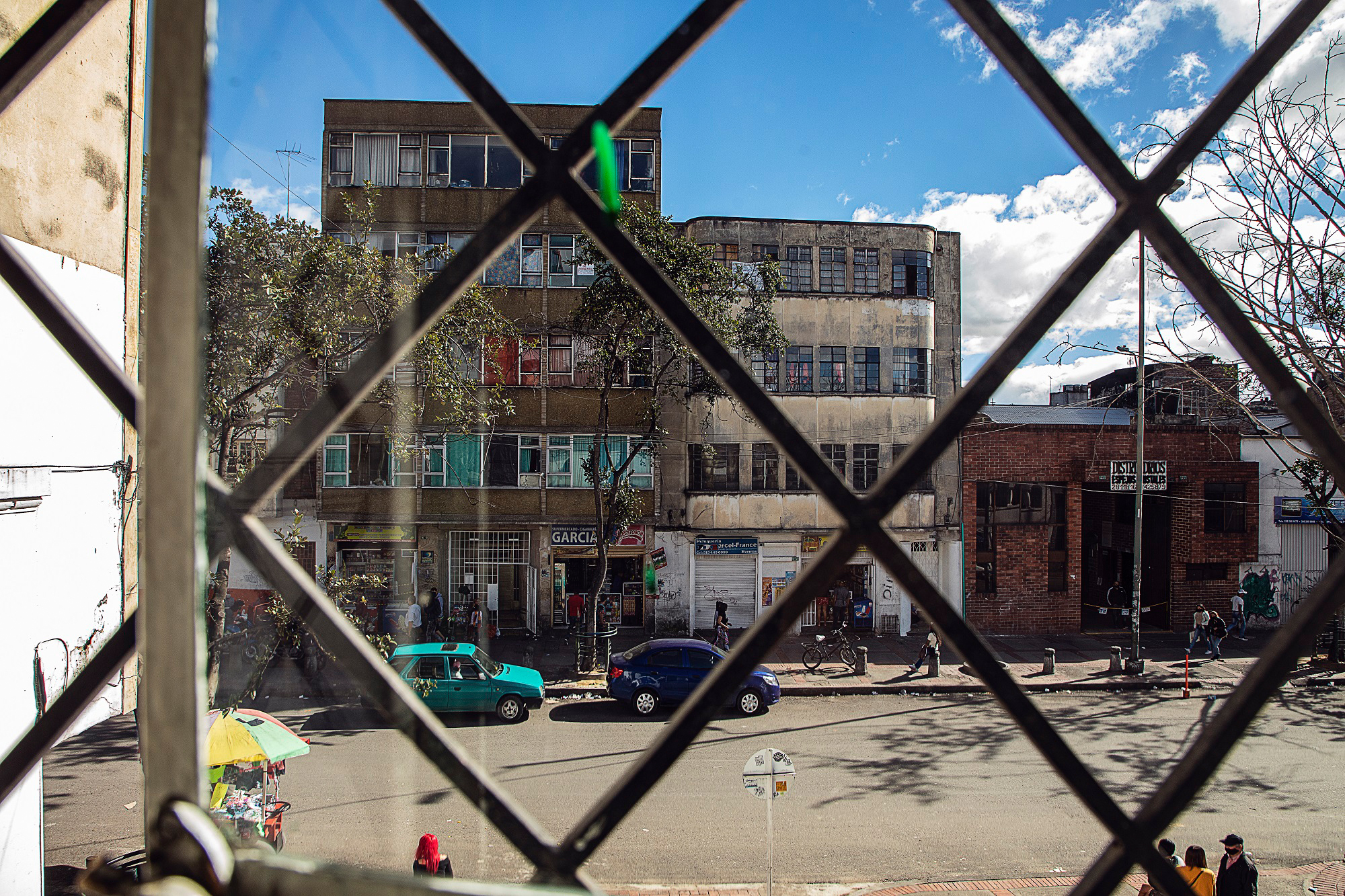 Aufgrund der Corona-Ausgangsbeschränkungen ist das sonst so belebte Viertel Santa Fe im Stadtzentrum von Bogotá fast menschenleer. (c) Héctor Collazos/Adveniat