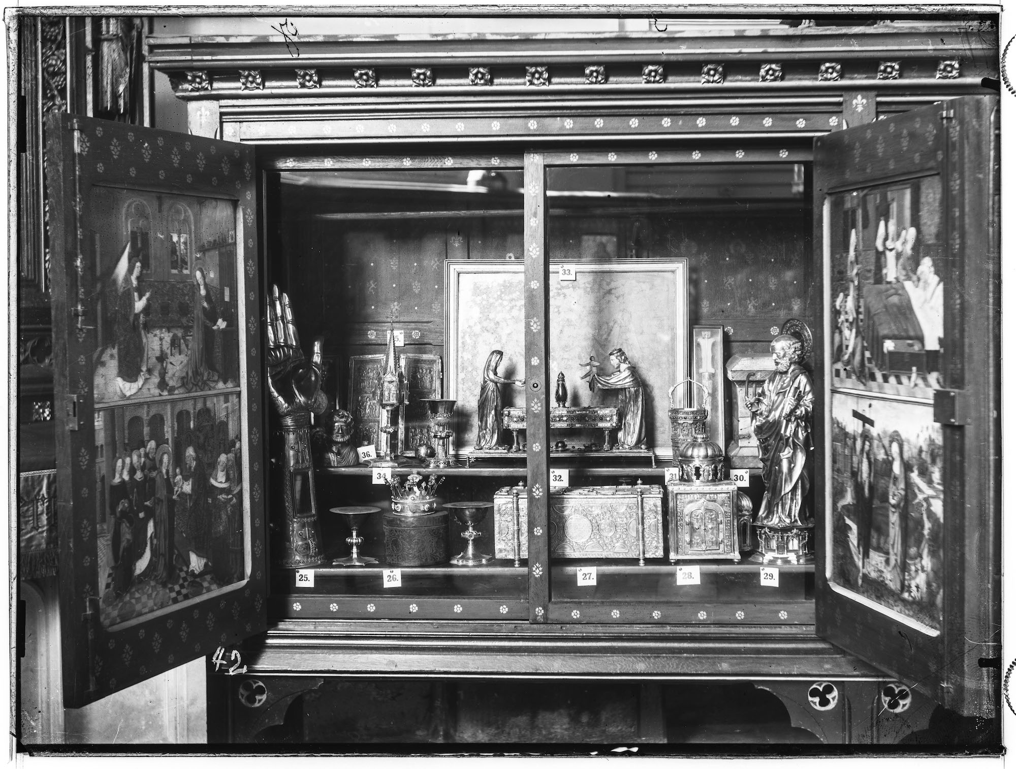 Reliquiare, Kelche, Textil, Elfenbein und auch die Krone der Margarete von York stehen in diesem Schatzschrank. Die Türen zeigen Szenen aus dem Leben Marias, der Gottesmutter. (c) Domschatzkammer Aachen