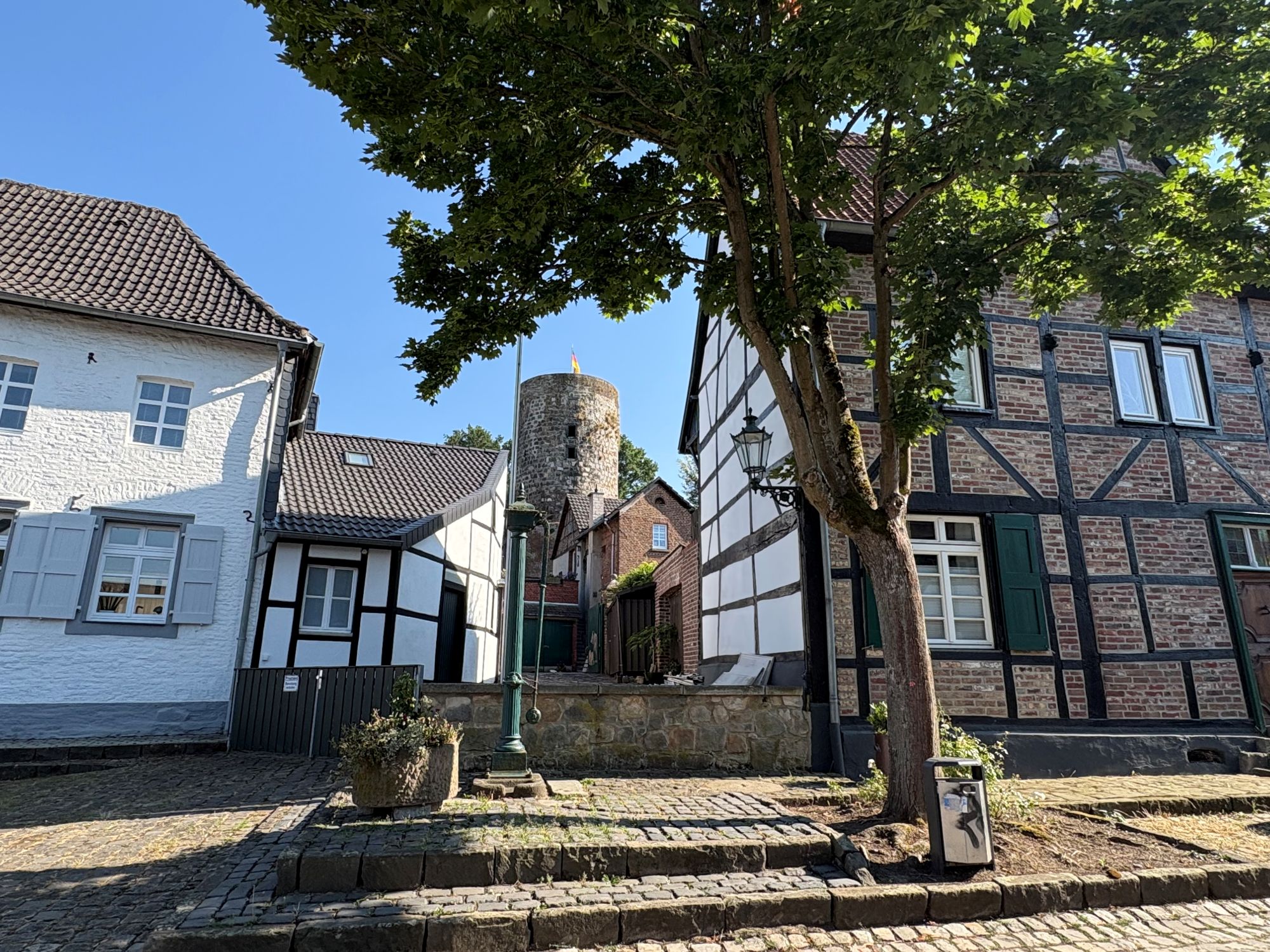 Die Kapelle ist Teil des historischen Ortskerns von Liedberg mit seinen Fachwerkhäusern. (c) Garnet Manecke