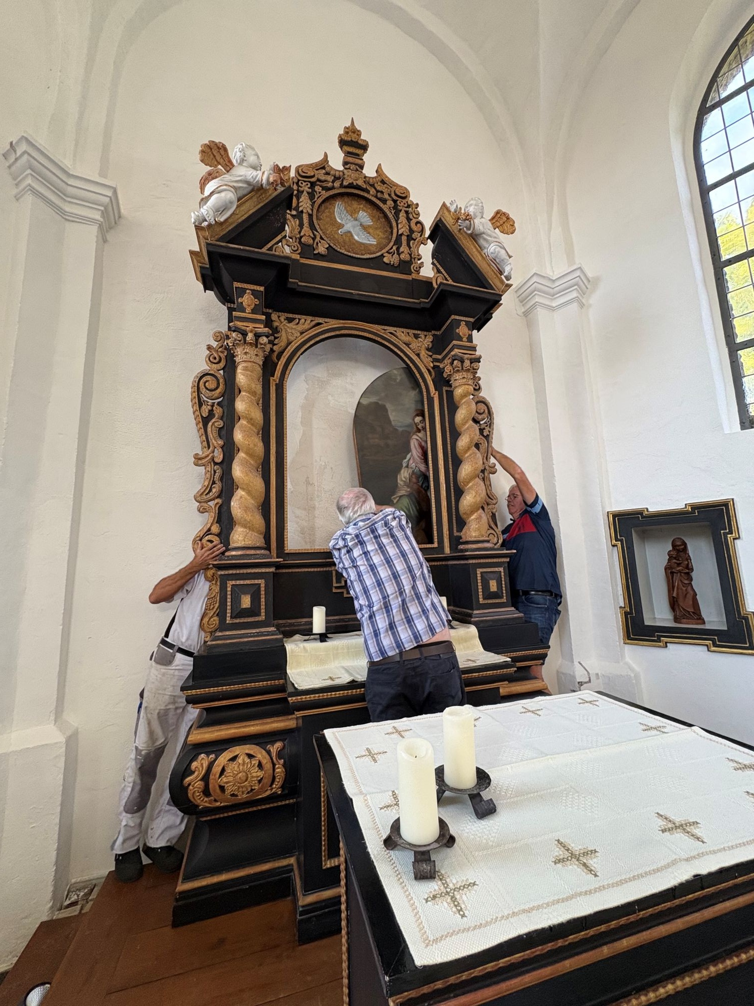 Mit vereinten Kräften wird das Bild wieder in seinen Rahmen gesetzt. (c) Garnet Manecke