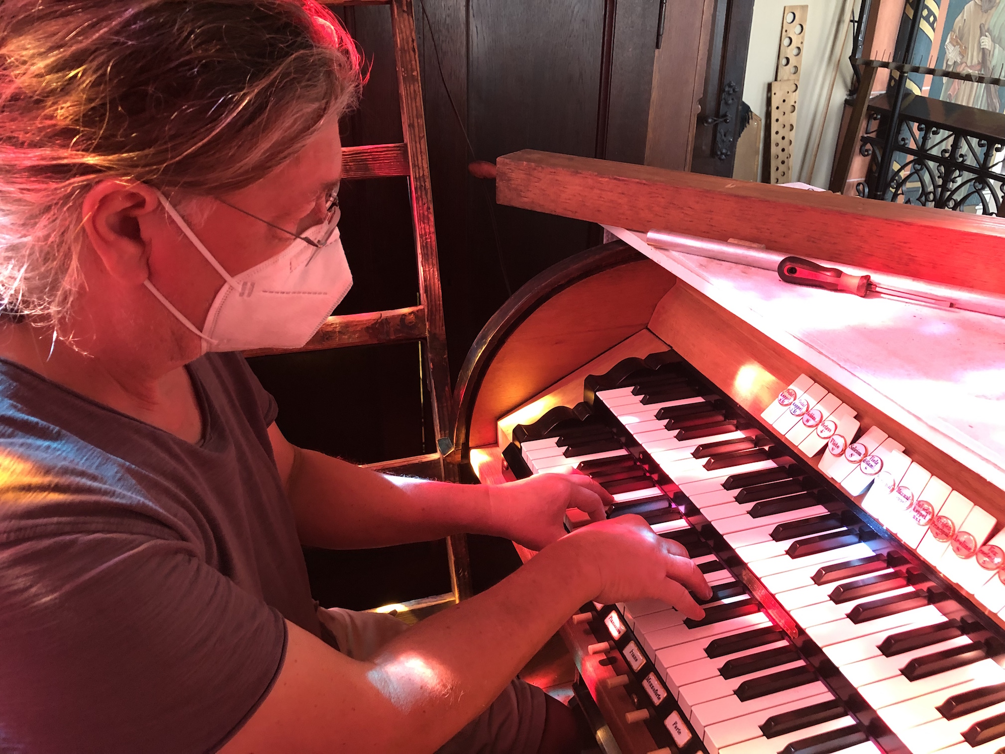 Martin Scholz entlockt der Orgel die ersten klaren Klänge seit Jahren. In ein paar Wochen kann sie wieder Gottesdienste begleiten. (c) Garnet Manecke