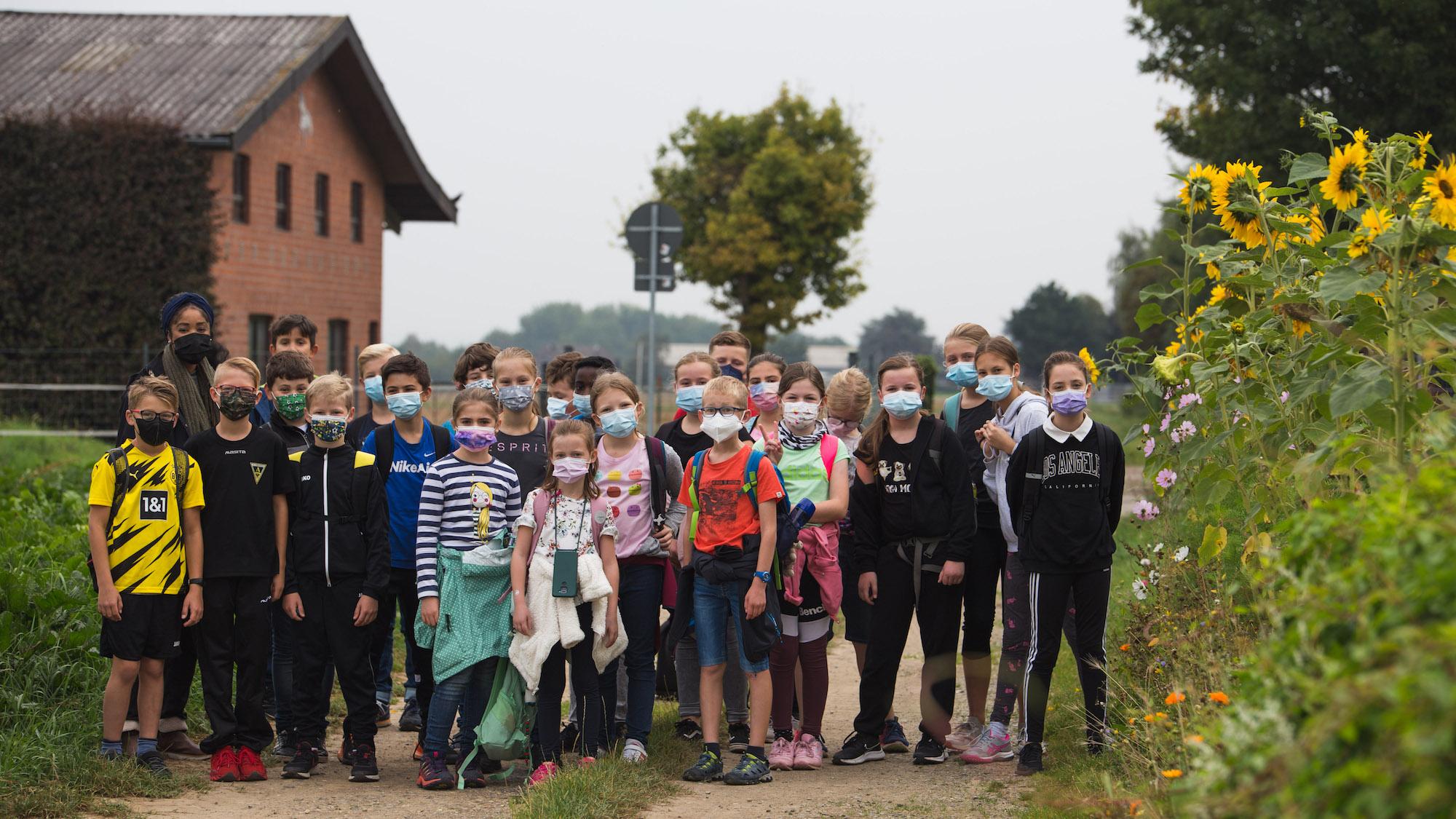 Beim Gruppenbild tragen die Kinder brav Masken, ansonsten war der Sponsorenlauf die Gelegenheit, sich auch mal wieder ohne zu begegnen. (c) BLS