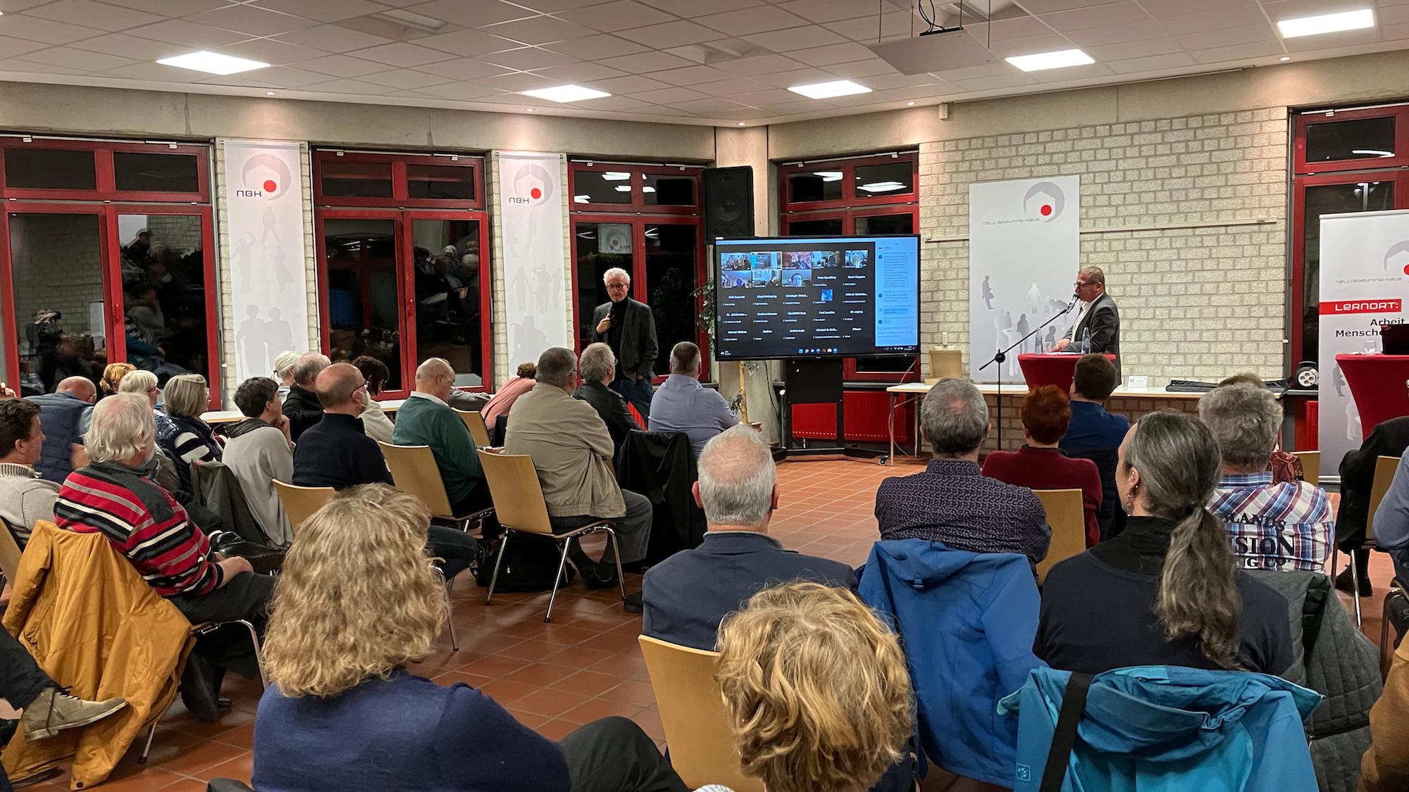 Der Abend im Nell-Breuning-Haus in Herzogenrath traf auf großes Interesse  vor Ort und per Videozuschaltung. (c) Andrea Thomas