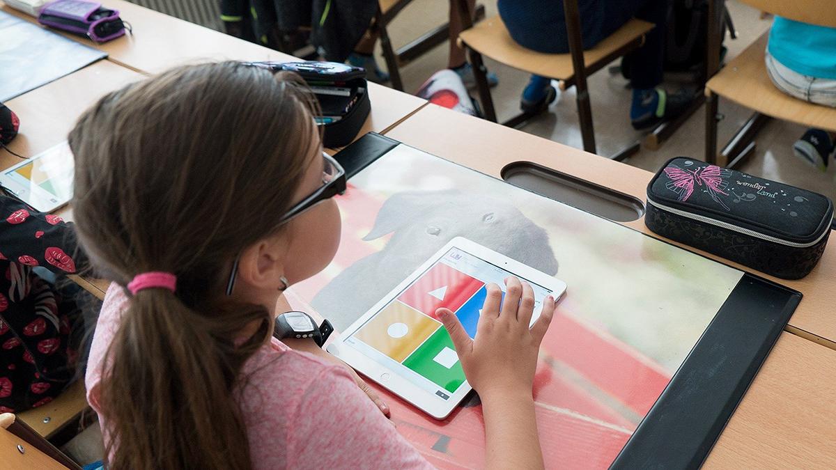 Die Kinder sollen möglichst von der Zusammenarbeit ihrer Eltern mit den Lehrpersonen profitieren. (c) pixabay.com