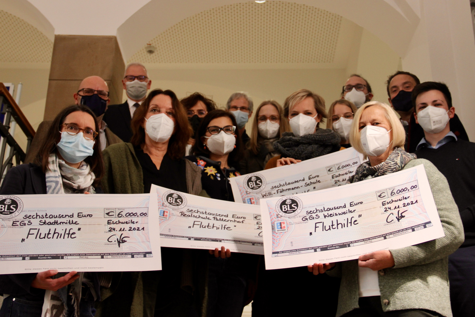Dankbar und berührt von so viel Solidarität präsentieren die Schulleiterinnen ihre Fluthilfe-Schecks. (c) Andrea Thomas