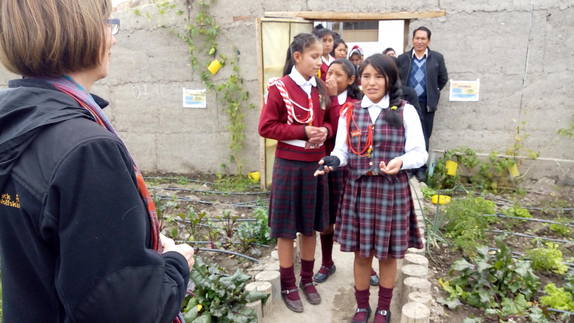 In Acomanba in Peru (3700 Meter hoch in den  Anden gelegen) präsentieren Schülerinnen einer Sekundarschule stolz ihre in ökölogischem Landbau gezogenen Gemüsepflanzen. (c) Aktion Friedensdorf MG