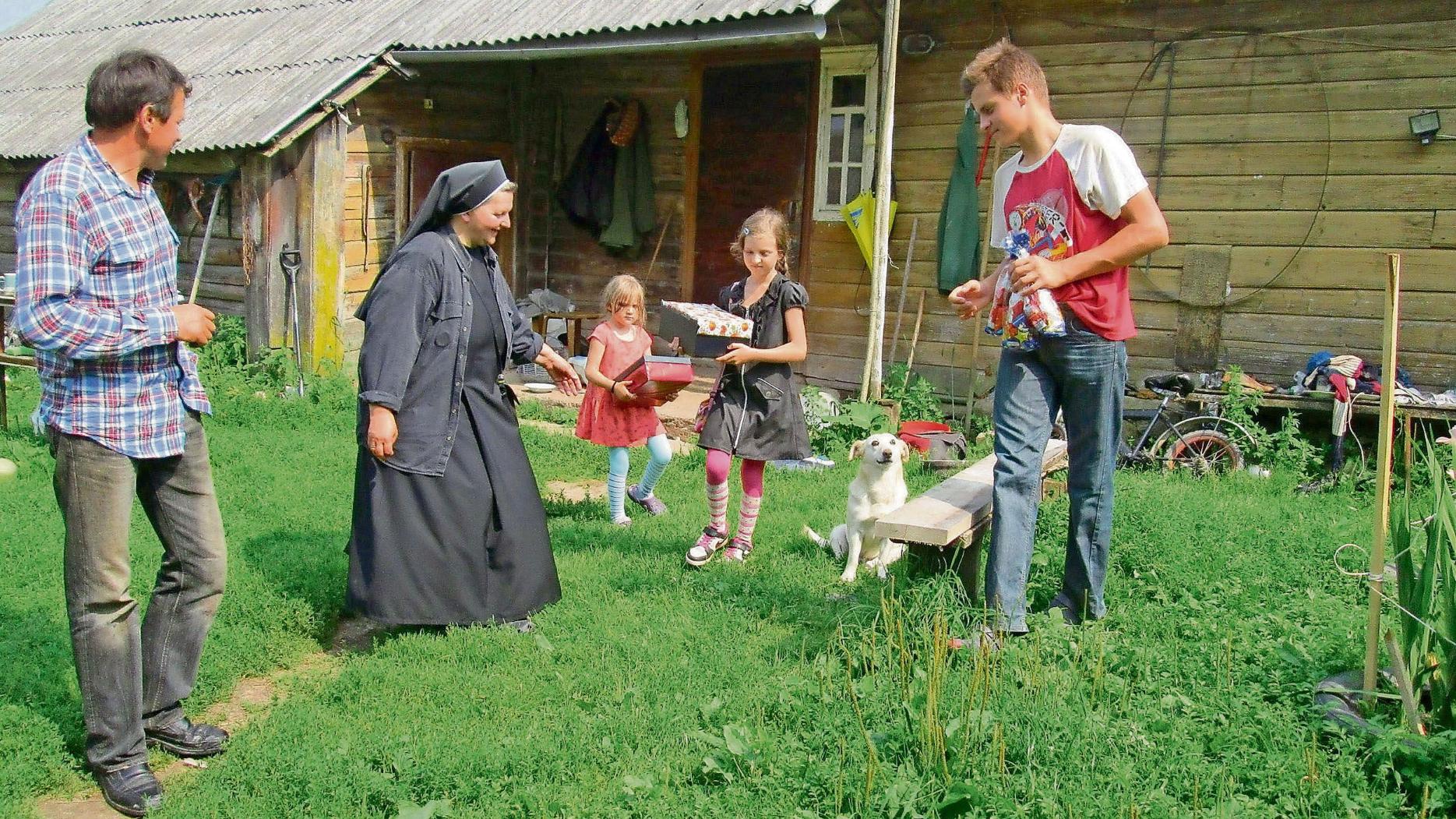 Eine große Familie zu gründen, bedeutet weltweit eine Herausforderung für die  Eltern. Die Schwestern vom armen Kinde Jesus helfen, wo Mittel fehlen, zum Beispiel auf dem Land in Lettland. (c) privat