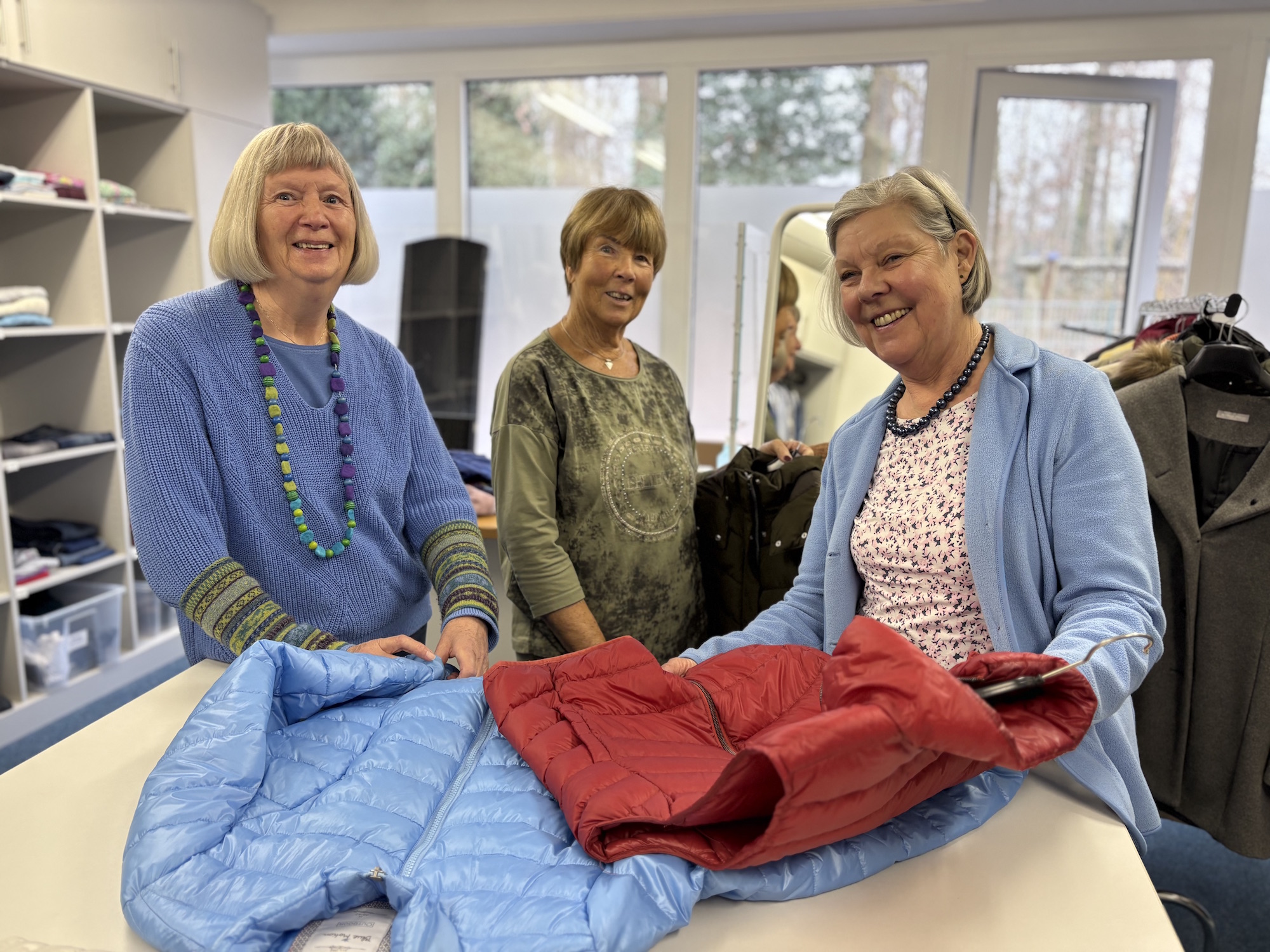 Auf Wunsch beraten Anne Klaschka, Helga Schäfer und , Jutta Pospiech (v.l.) ihre Kunden auch. (c) Garnet Manecke