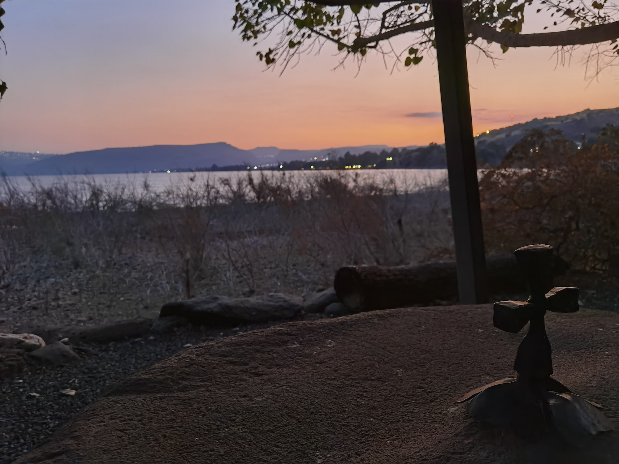 Abendstimmung am See Genezareth.  Auch hier hinterlässt der Krieg Spuren. (c) privat