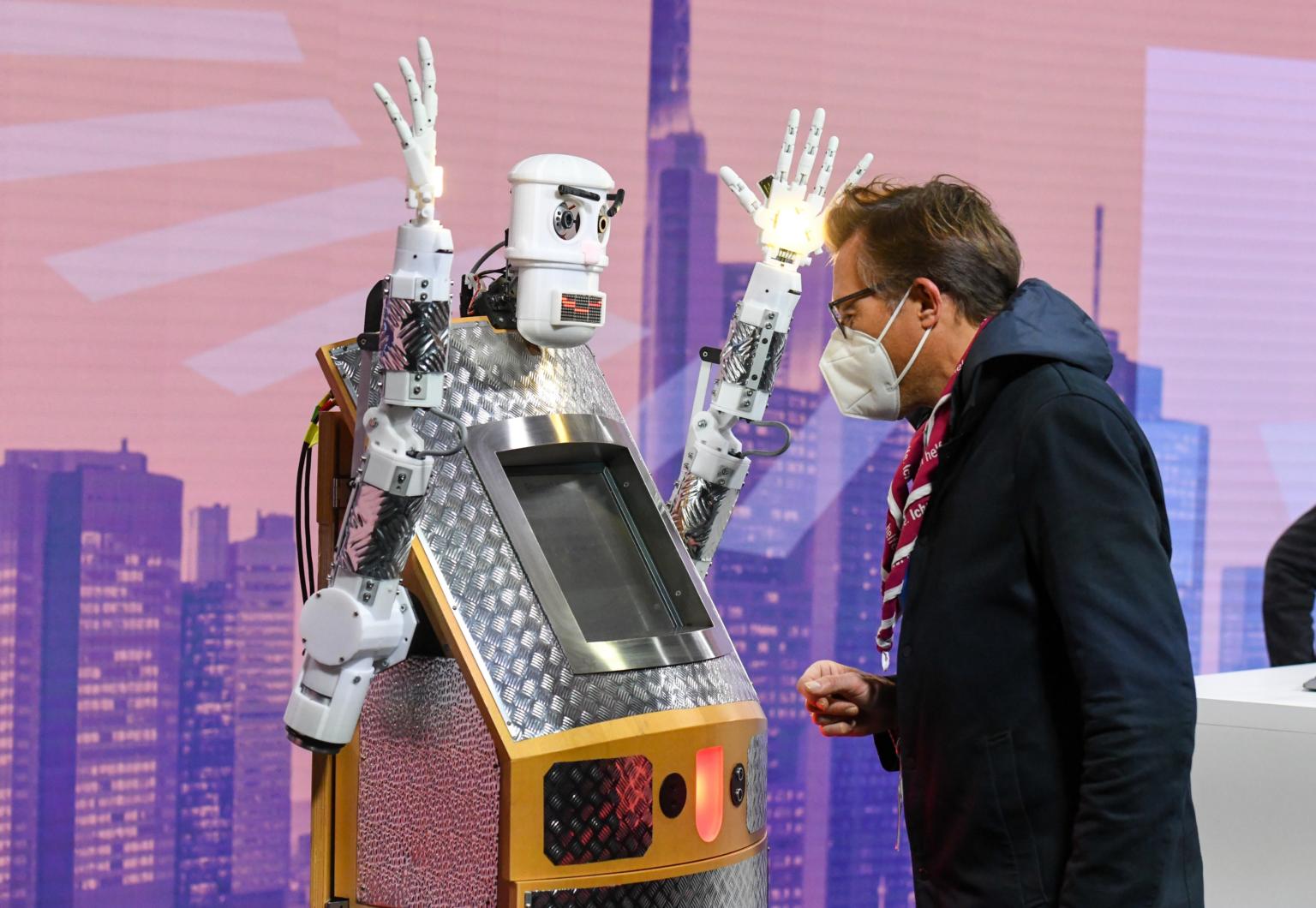 Der Roboter „BlessU-2“ wurde das erste Mal 2017 bei der Weltausstellung der Reformation in Witten aufgestellt. Hier ist er beim 3. Ökumenischen Kirchentag im Einsatz. (c) Harald Oppitz/kna