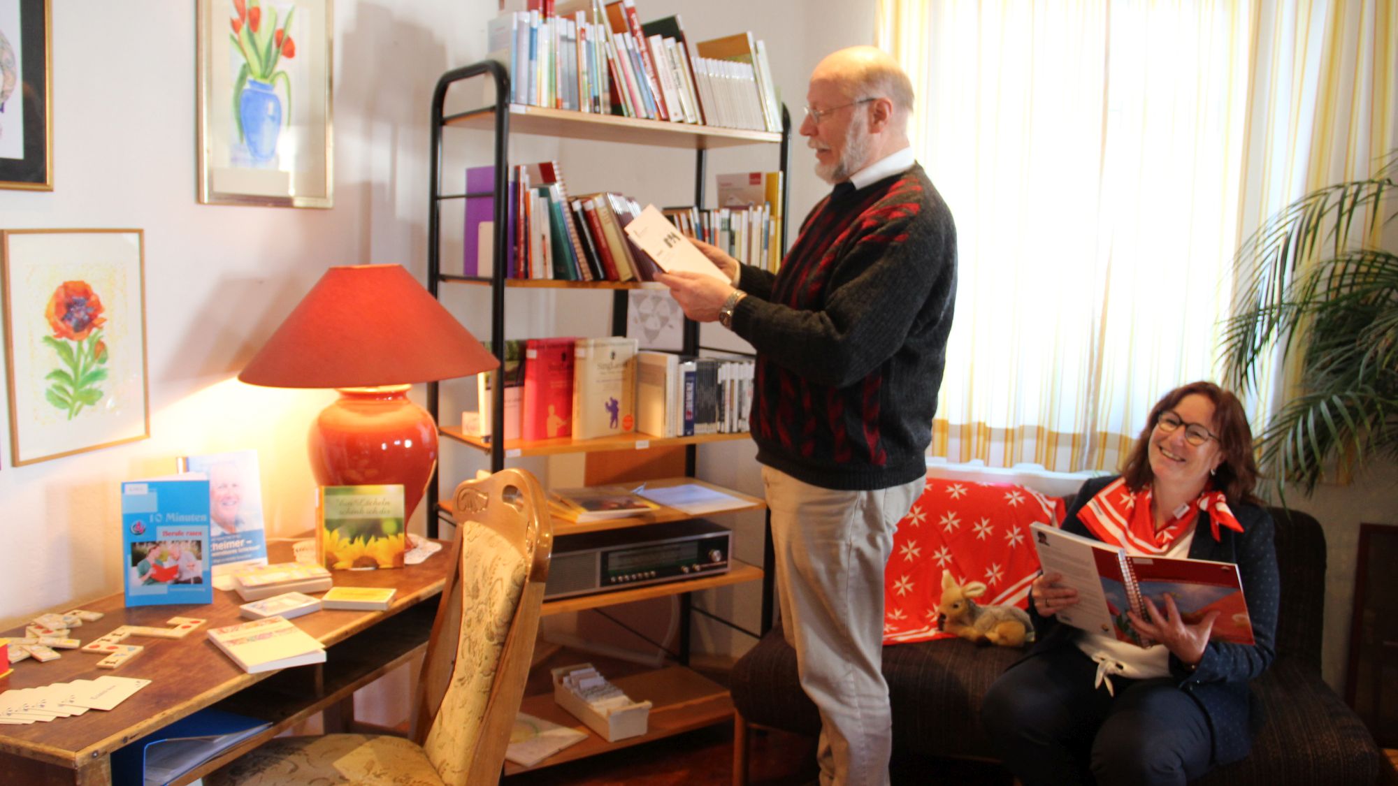 Neu im Angebot der Seniorenberatung ist die Bücherei mit Materialien zum Thema „Demenz“. (c) Andrea Thomas