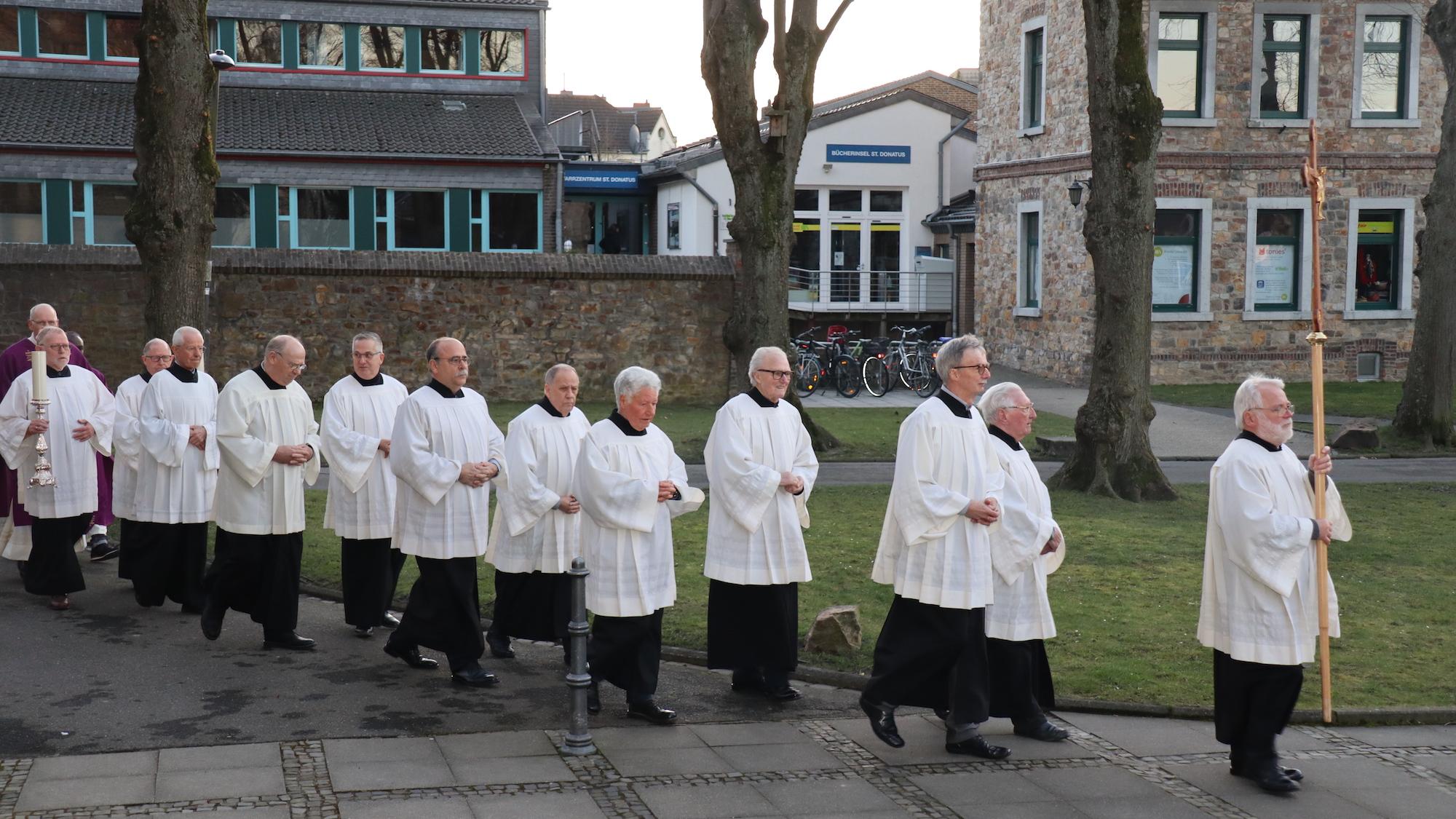Die Seniorenmessdiener aus St. Donatus beim feierlichen Einzug in die Kirche zur Feier ihres  21-jährigen Bestehens. (c) Seniorenmessdiener St. Donatus