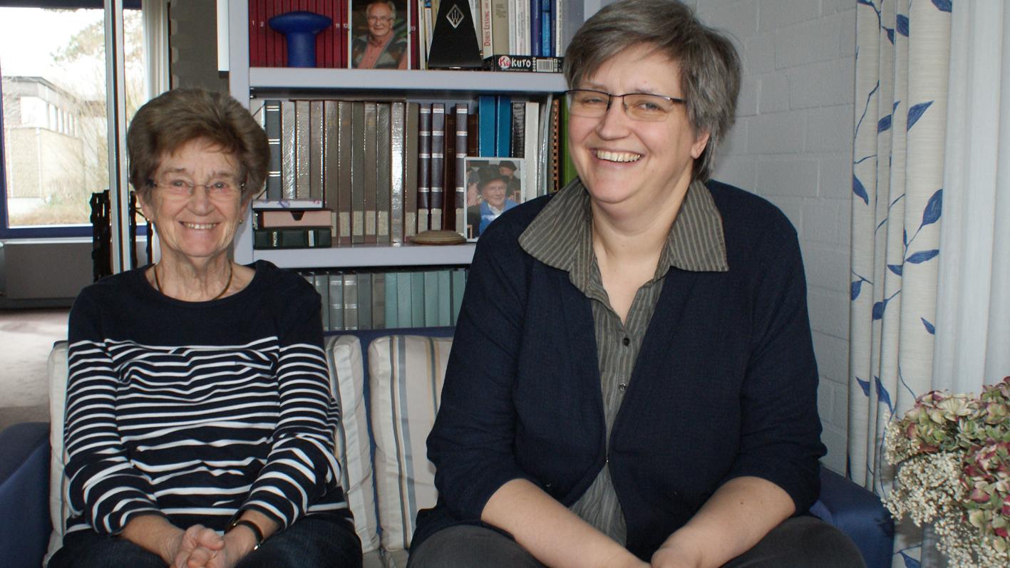 Silke-Andrea Mallmann mit ihrer Mutter (links), die sie in ihrer schweren Krankheit begleitet hat. (c) Marie-Luise Otten