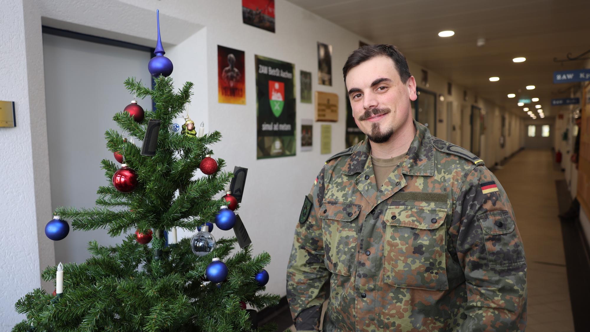 Dieses Jahr feiert Daniel S. Weihnachten zu Hause im Kreis der Familie. Anfang kommenden Jahres tritt er seinen Dienst in Jordanien an. Es ist sein zweiter Einsatz. (c) Stephan Johnen