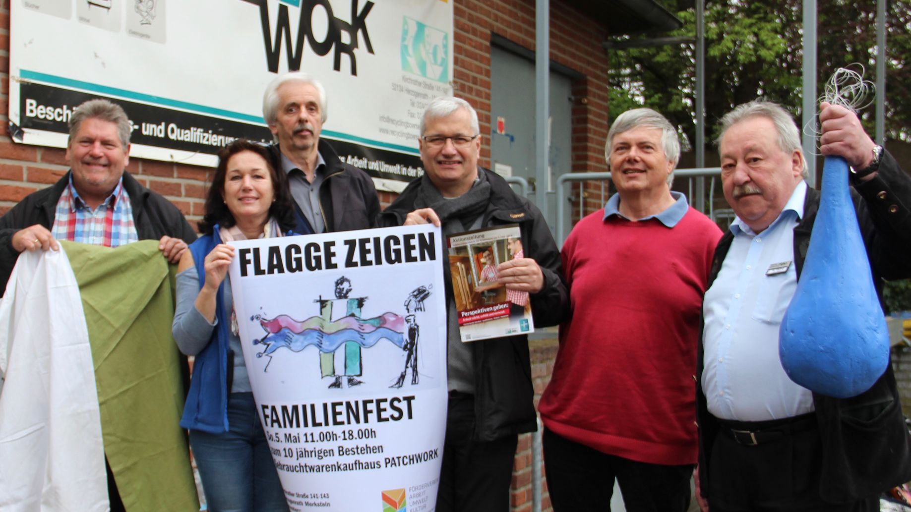 Gemeinsam mit Schirmherr Regionalvikar Hannokarl Weishaupt (Mitte) Flagge zeigen. (c) Andrea Thomas