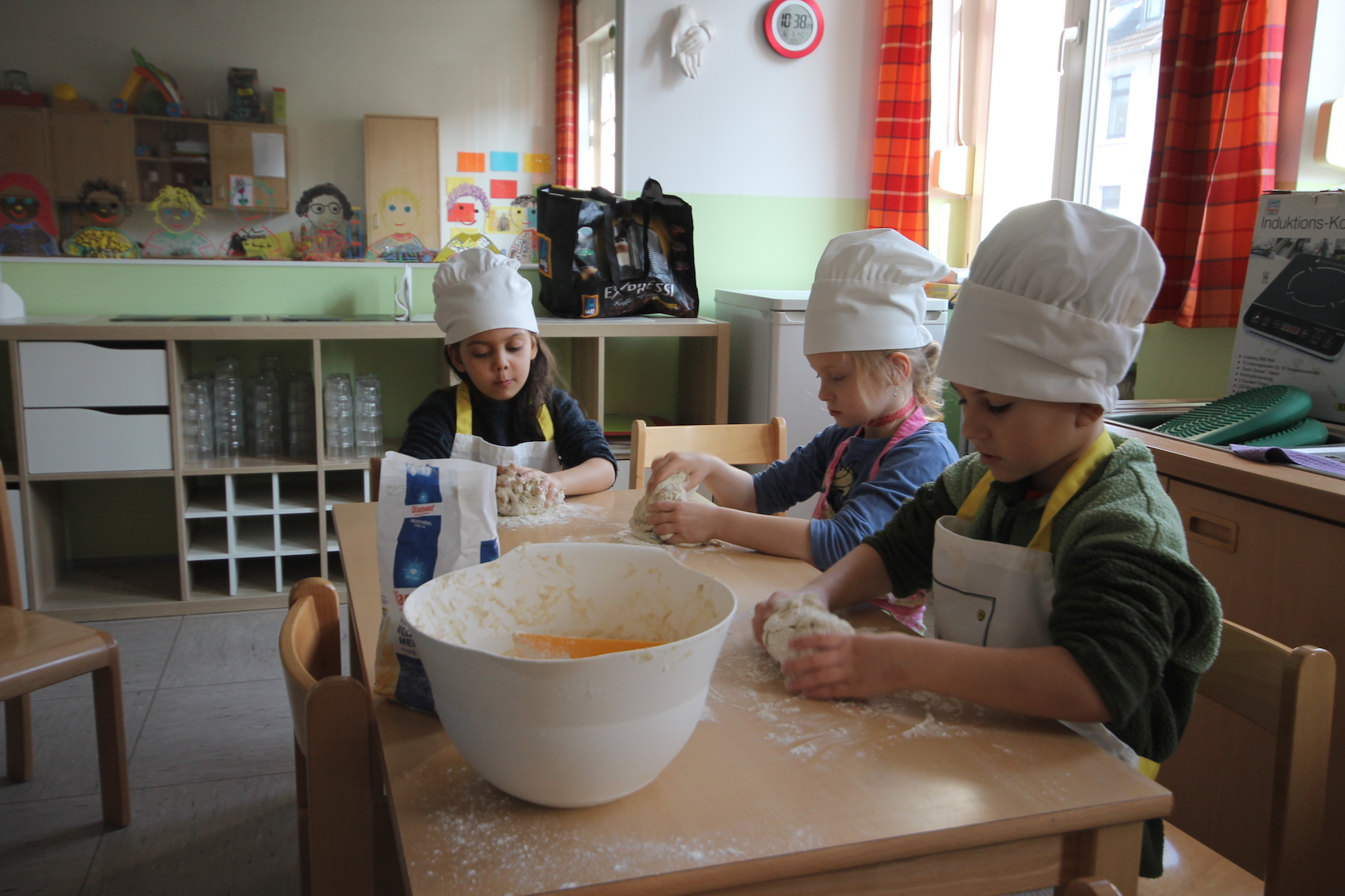 Bevor sie in den Ofen kommen, werden die Brote noch einmal geknetet. (c) Kathrin Albrecht