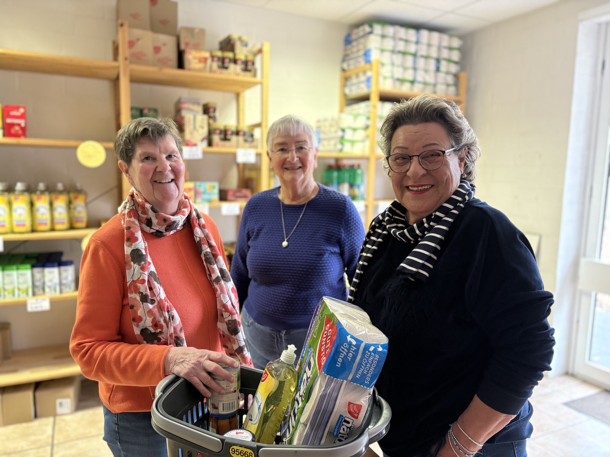 Sie packen die Körbe im Lädchen: Gertraude Schnock, Christel Adolfs und Heidi Freuen (v.l.). (c) Garnet Manecke