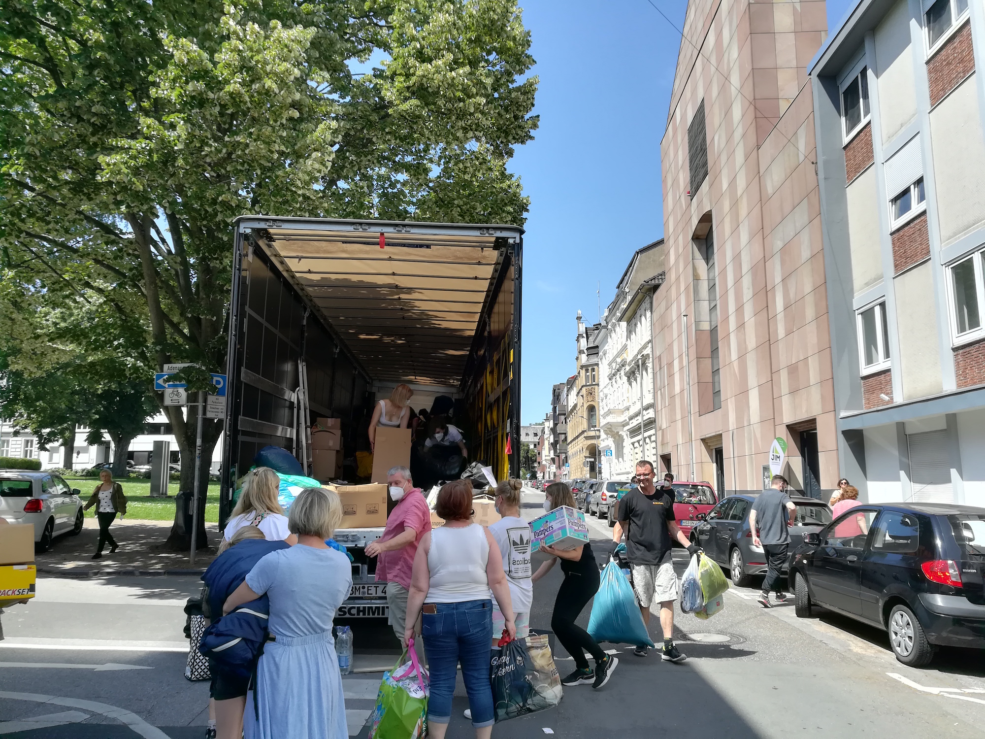 Zum Einladen der ganzen Spenden in den Lkw haben sich in Mönchengladbach auch spontan noch Helferinnen und Helfer gefunden. (c) Christoph Rütten