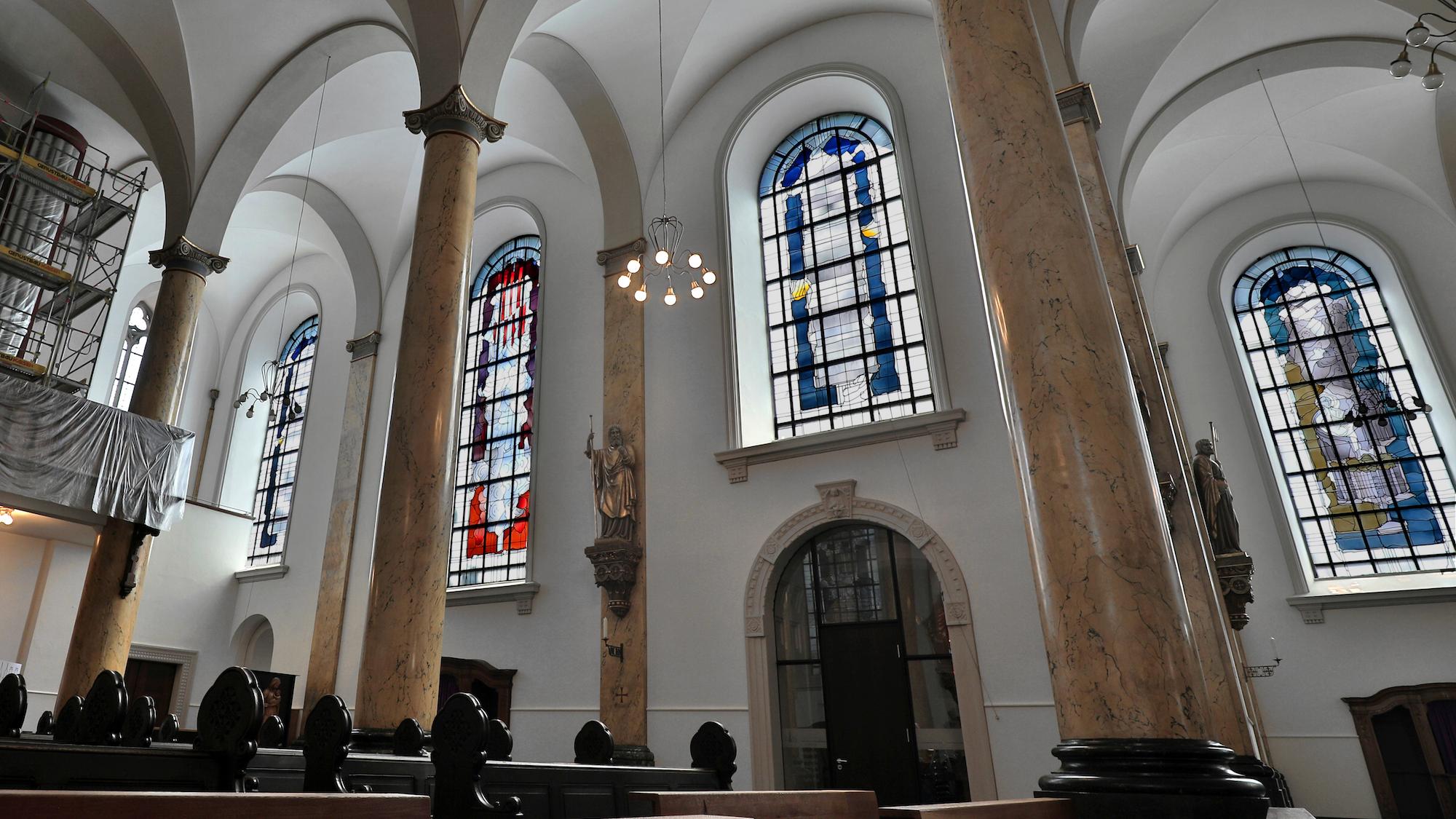 Die Geistsendung, eingerahmt von zwei freien Kompositionen. Insgesamt 16 Glasfenster schuf Hubert Spierling für die Kirche St. Dionysius. Acht von ihnen stellen biblische Motive dar. (c) Dirk Jochmann