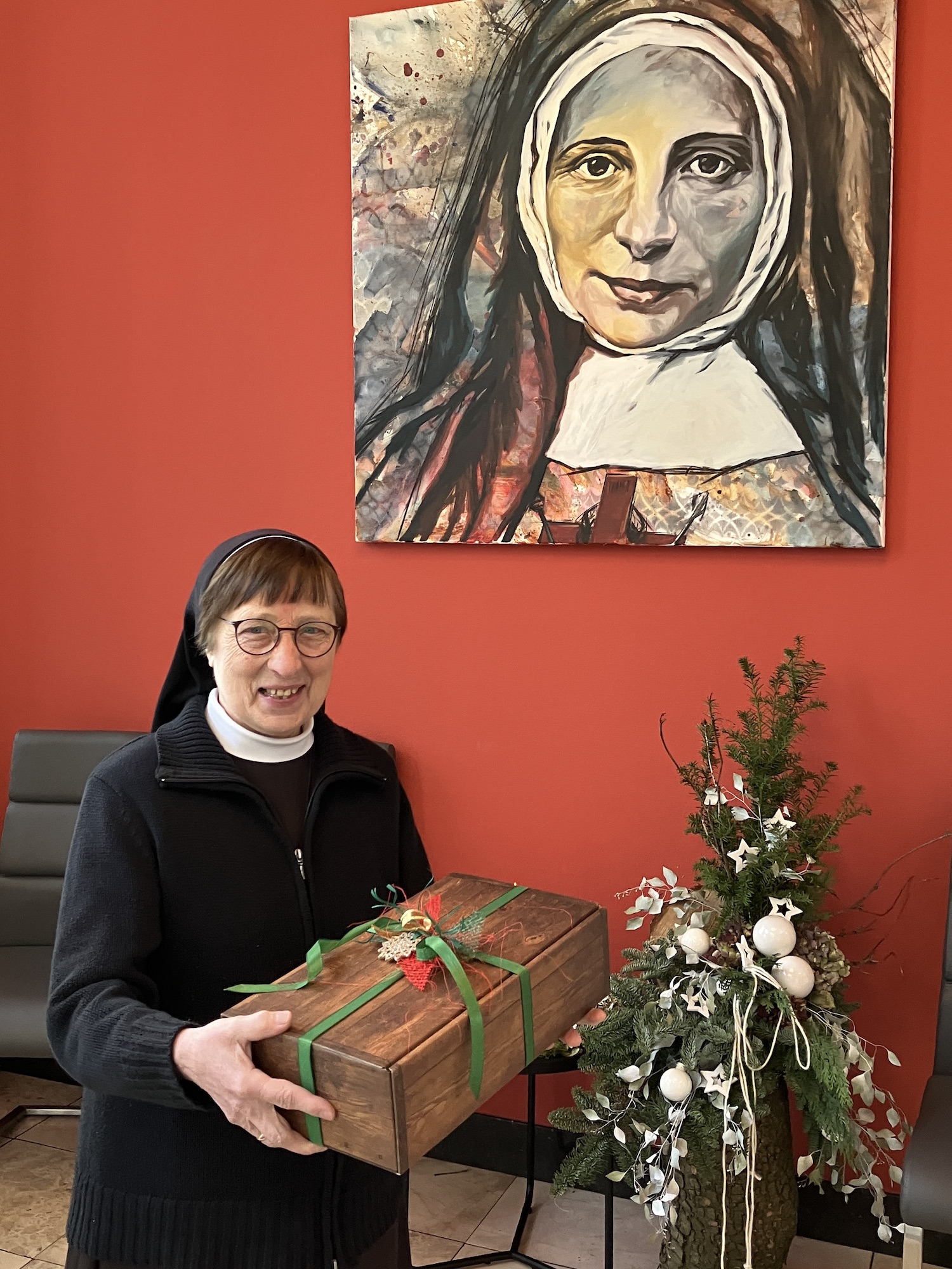Ganz im Sinne von Franziska Schervier (Porträt) packen die Schwestern Pakete für Bedürftige. (c) Andrea Thomas