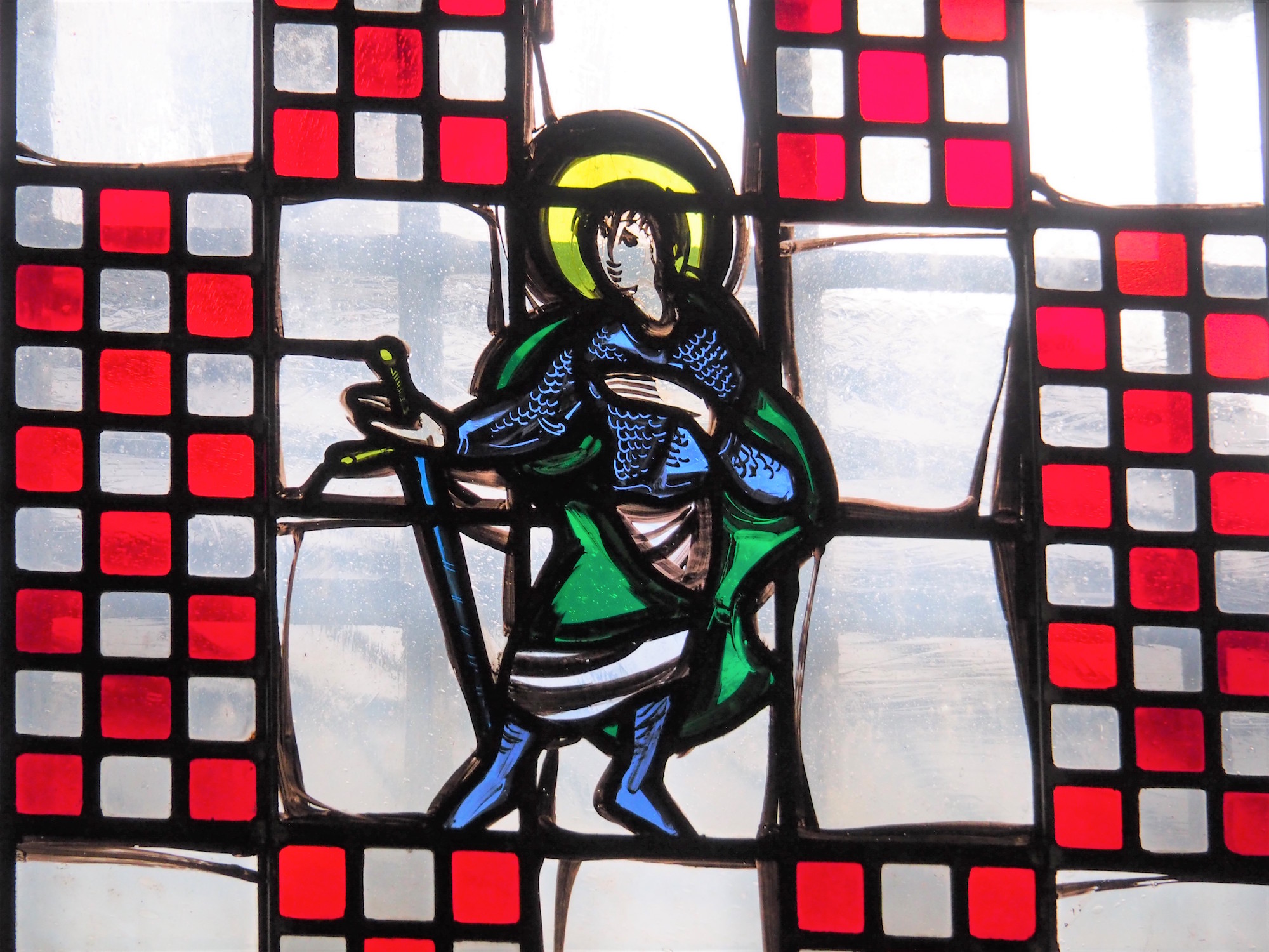 Der heilige Gangolf auf einem modernen Buntglasfenster der Kirche Sankt Gangolf, Soller. (c) Andreas Drouve