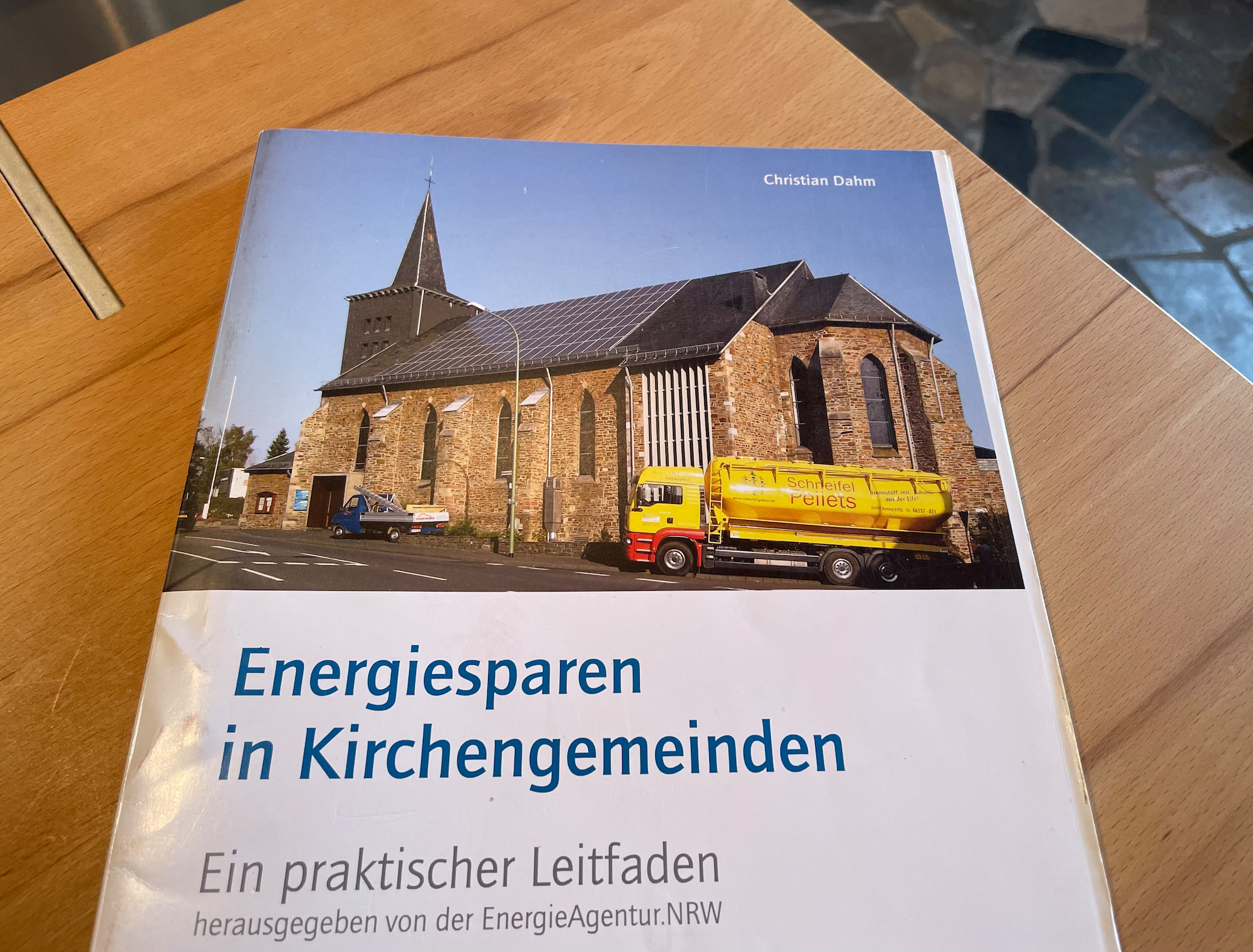 Die Kirche St. Hubertus auf dem Titel der Infobroschüre der Energie-Agentur NRW (c) Stephan Johnen