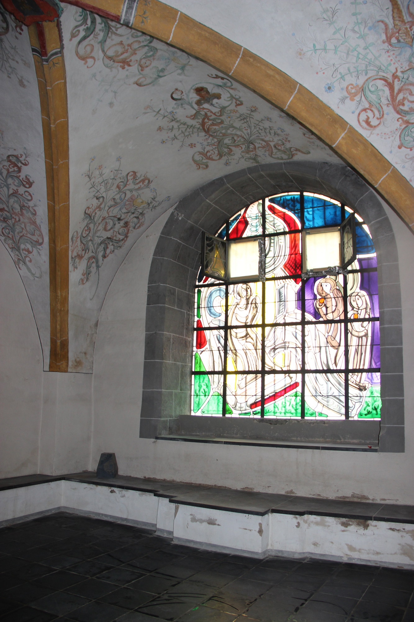 Schon restauriert sind die Fenster in der Krypta, die die Flut zerstört hatte. (c) Andrea Thomas
