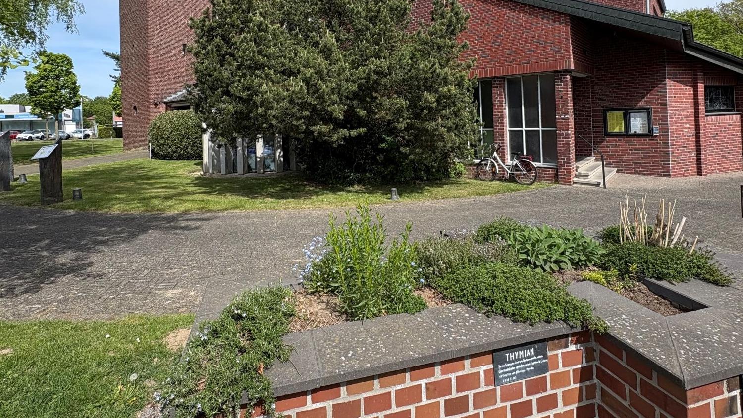 Der Pilgerweg startet in der Oberstadt von Wassenberg am Kräuterhochbeet vor St. Marien. (c) Garnet Manecke
