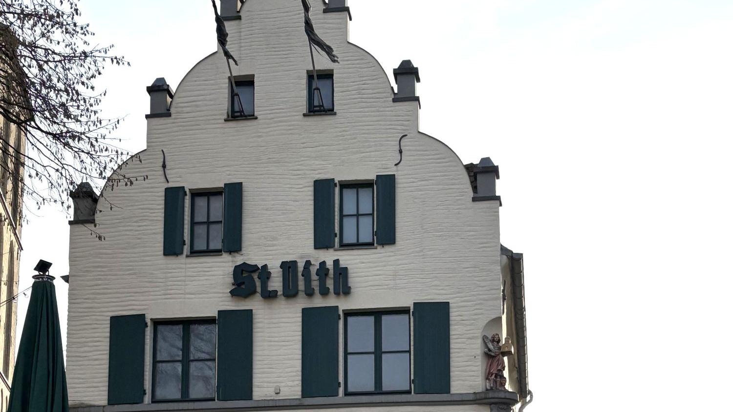 Nach dem Zweiten Weltkrieg bekam das Gasthaus seinen Namen St. Vith, der die Fassade ziert. (c) Garnet Manecke