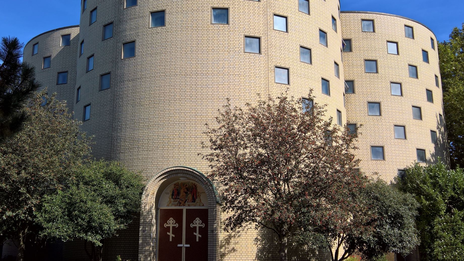 Aufgrund ihrer eigenwilligen Architektur galt die Franziskuskirche als eine der modernsten katholischen Kirchen in Krefeld. Heute gehört sie der russisch-orthodoxen Gemeinde. (c) Ann-Katrin Roscheck